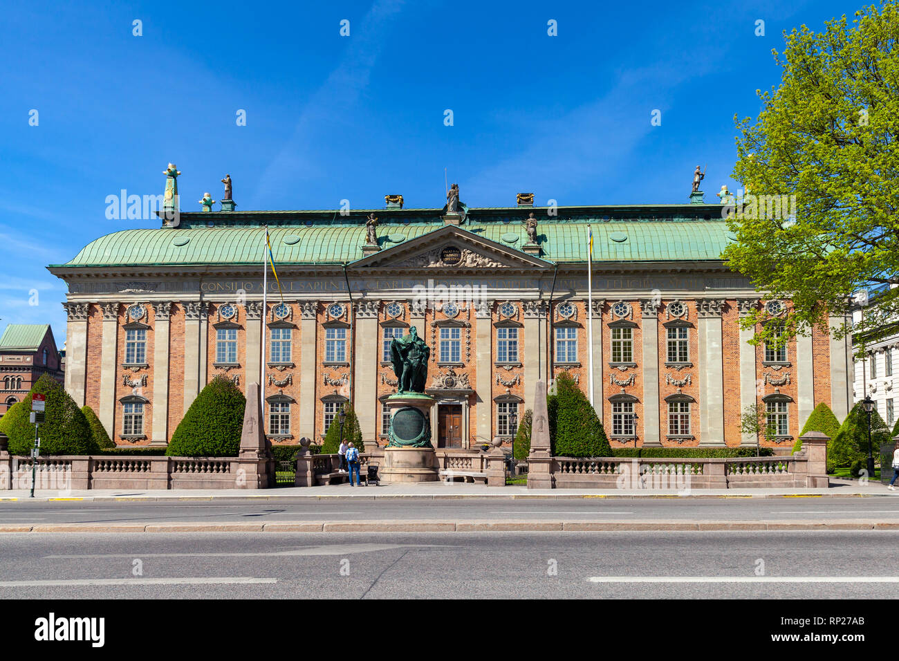 Stockholm, Suède - mai 6, 2016 : l'extérieur de la Chambre de la noblesse, l'extrémité sud, avec statue de Gustav Eriksson Vasa. Texte : CLARIS MAIORUM signifie EXEMPLIS Banque D'Images