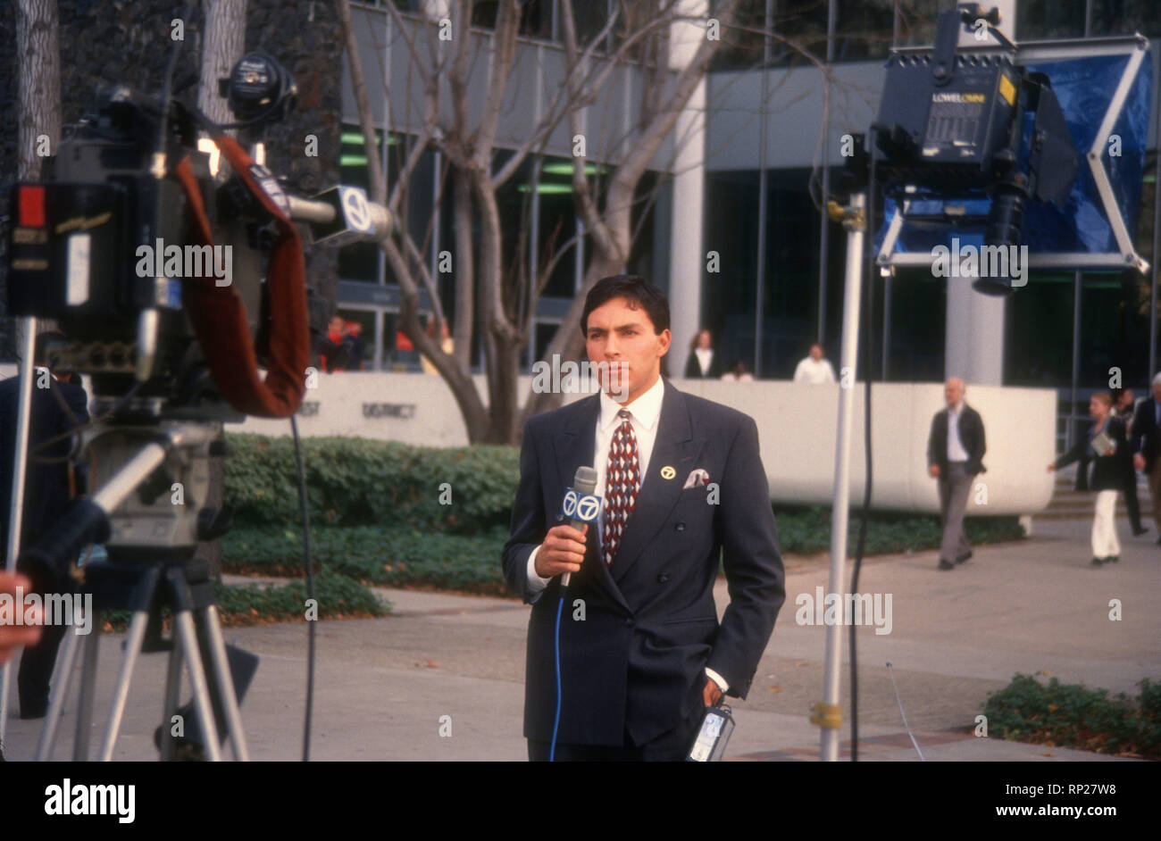 VAN Nuys, CA - le 13 janvier : une vue générale de l'atmosphère de médias à Erik et Lyle Menendez Procès, juge de la Cour supérieure déclare Stanley Weisberg dans une nullité, Erik Menendez procès le 13 janvier 1994 à Van Nuys Courthouse à Van Nuys, Californie. Photo de Barry King/Alamy Stock Photo Banque D'Images