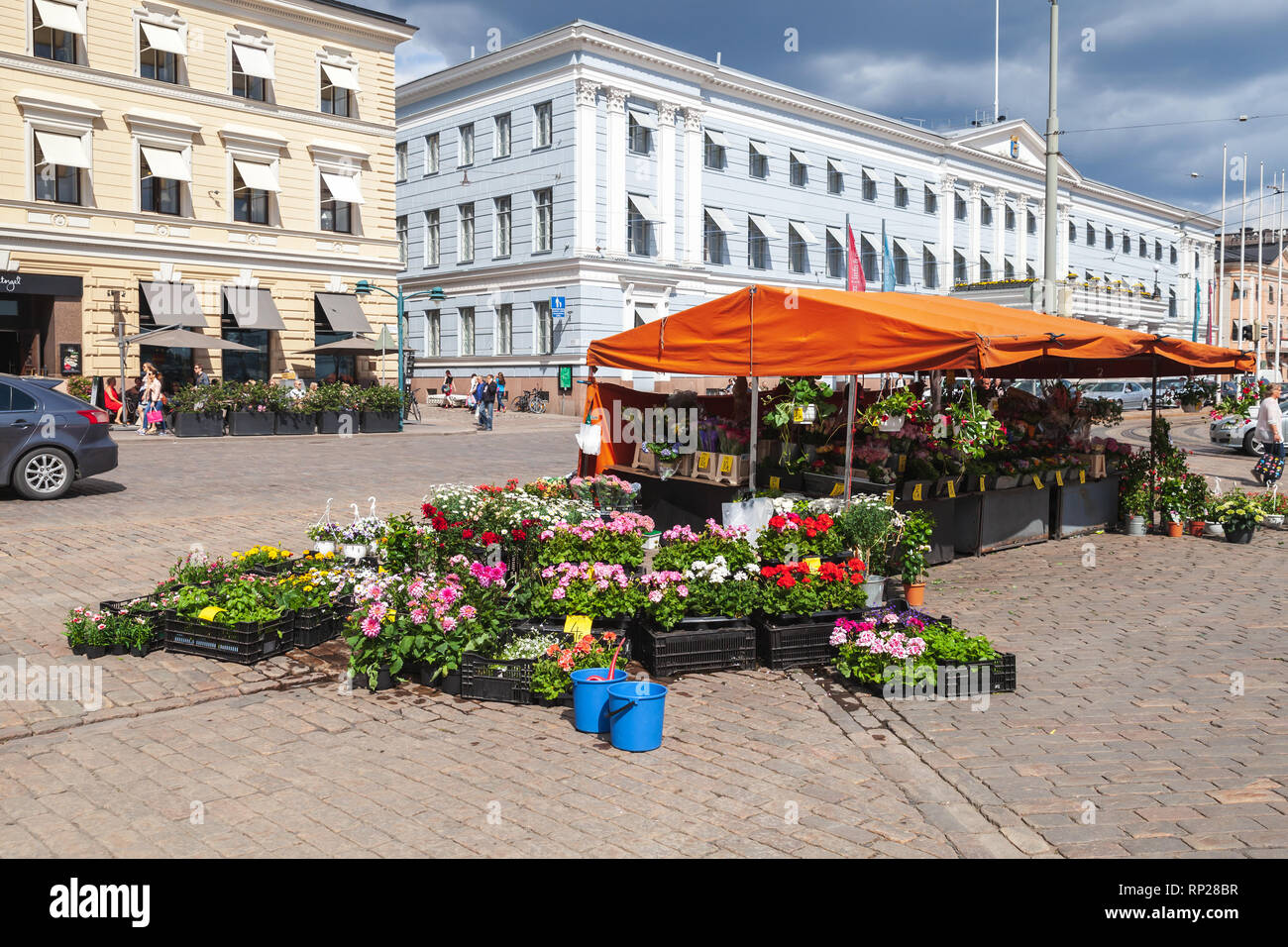 Helsinki, Finlande - 21 mai 2016 : Une boutique de fleurs avec des gens ordinaires dans la rue d'Helsinki Banque D'Images