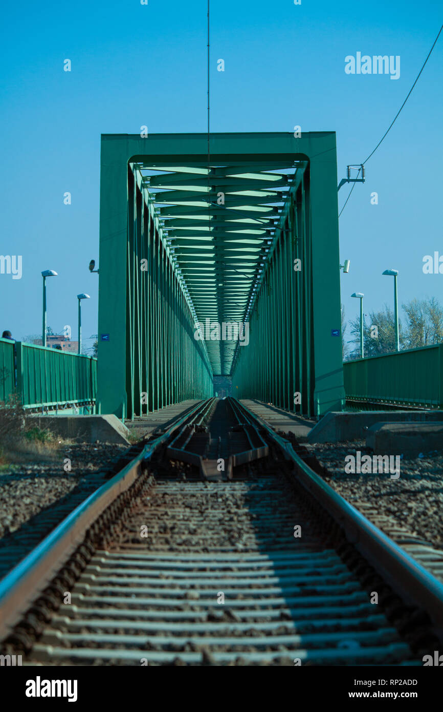La construction en acier d'un pont ferroviaire sur le Danube river peint sur vert. Banque D'Images
