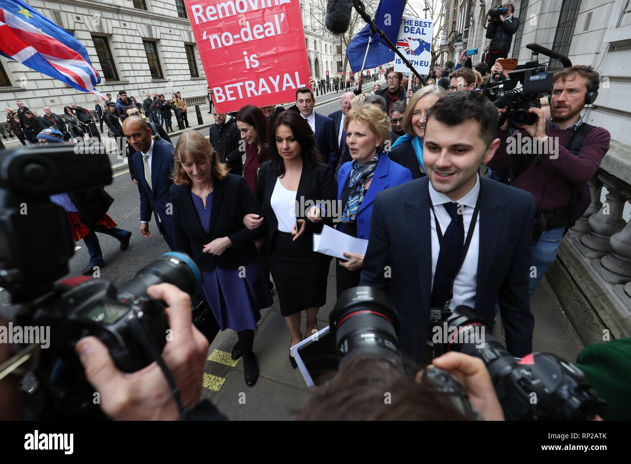 Ex-parlementaires travaillistes Chuka Umunna (deuxième à gauche) et Luciana Berger (troisième à gauche) avec les députés conservateurs Heidi Allen, Anna Soubry et Sarah Wollaston, lorsqu'ils arrivent pour une conférence de presse à One Great George Street à Londres, à la suite de l'annonce qu'ils ont démissionné du parti conservateur et a rejoint le groupe de députés indépendants. Banque D'Images