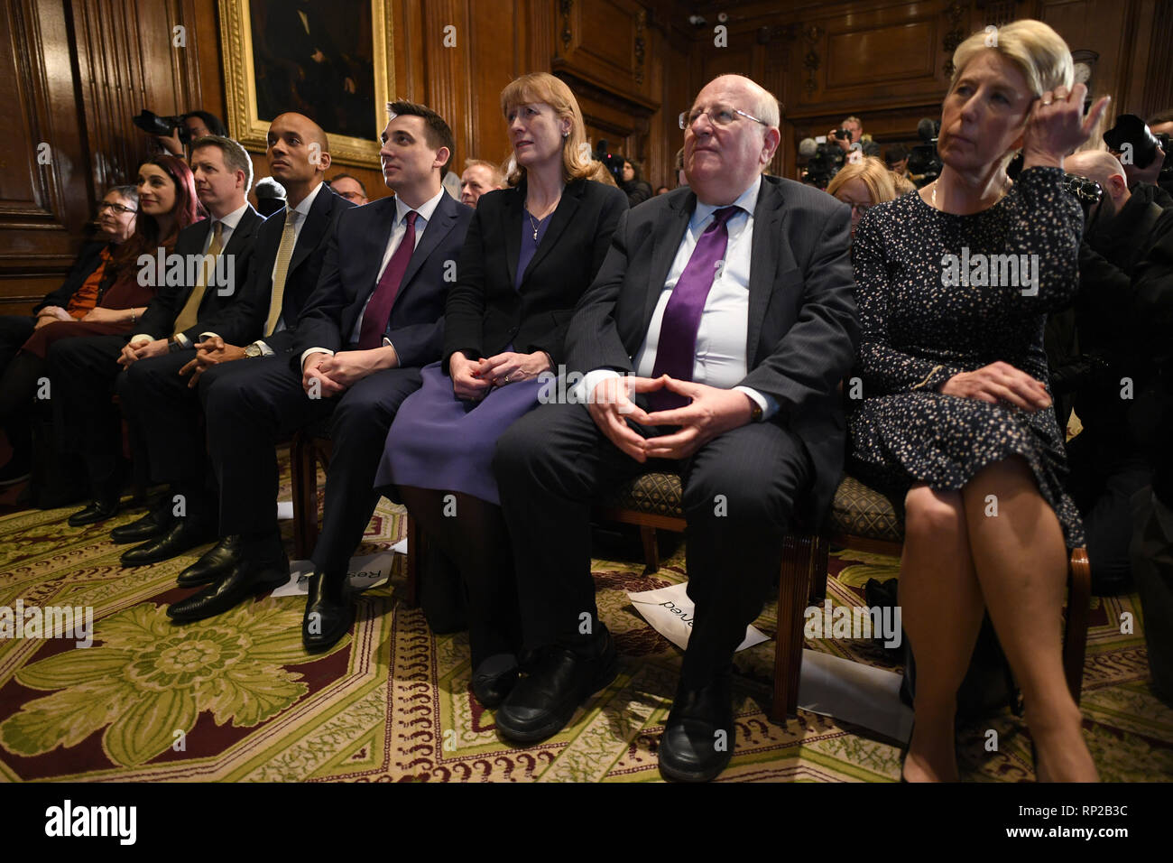 (De gauche à droite) ancien parlementaires travaillistes Ann Coffey, Luciana Berger, Chris Leslie, Chuka Umunna, Gavin Shuker, Joan Ryan, Mike Baille et Angela Smith écouter lors d'une conférence de presse à One Great George Street à Londres, à la suite de l'annonce qu'en tant que députés conservateurs Sarah Wollaston, Anna Soubry et Heidi Allen, ont démissionné du parti conservateur et a rejoint le groupe de députés indépendants. Banque D'Images