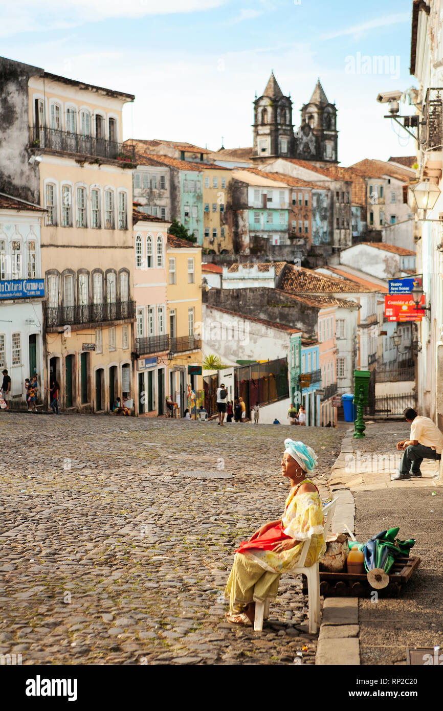 Une femme en costume traditionnel Baiana dans le centre historique de Salvador, Bahia, Brésil Banque D'Images
