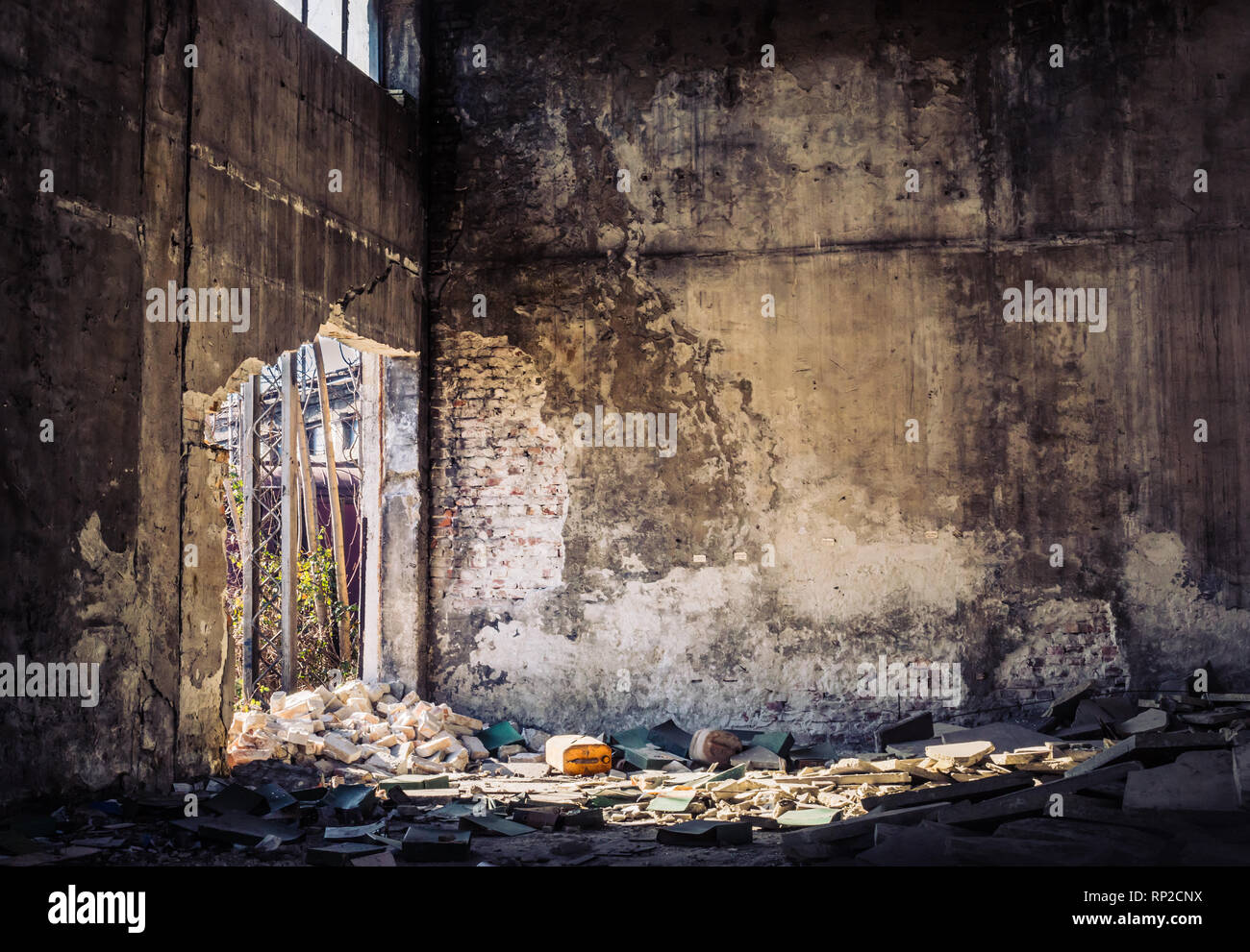 L'intérieur d'un vieux bâtiment abandonné allégé par la porte cassée Banque D'Images