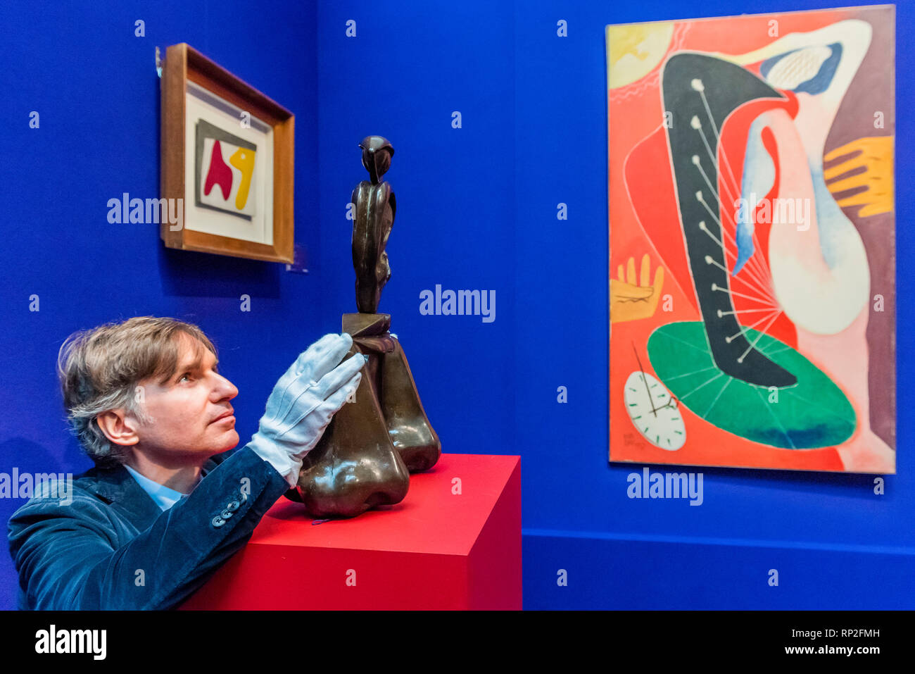 Londres, Royaume-Uni. Feb 20, 2019. La race blanche, par René Magritte, est £300 à 000 avec Femmealaharpe,1957, par Man Ray, est £700,000-1m en arrière-plan - un aahead preview de l'impressionisme, moderne et d'art surréaliste à la vente Sotheby's New Bond Street, Londres. Crédit : Guy Bell/Alamy Live News Banque D'Images