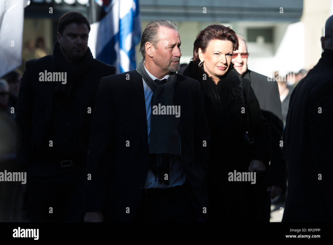 Huub STEVENS, gauche, ancien entraîneur, et Margit TOENNIES, la moitié de la figure, la moitié de la figure, de commémoration du défunt Rudi Assauer dans le grand Eglise Saint Urbain à Gelsenkirchen-Buer sur 15.02.2019. Dans le monde d'utilisation | Banque D'Images