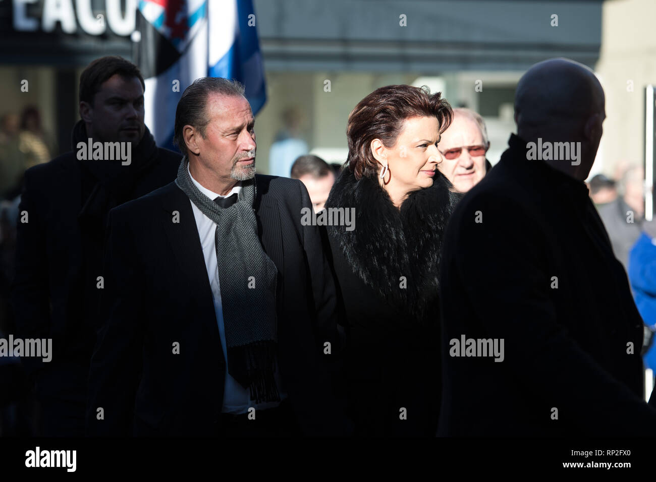 Huub STEVENS, gauche, ancien entraîneur, et Margit TOENNIES, la moitié de la figure, la moitié de la figure, de commémoration du défunt Rudi Assauer dans le grand Eglise Saint Urbain à Gelsenkirchen-Buer sur 15.02.2019. Dans le monde d'utilisation | Banque D'Images