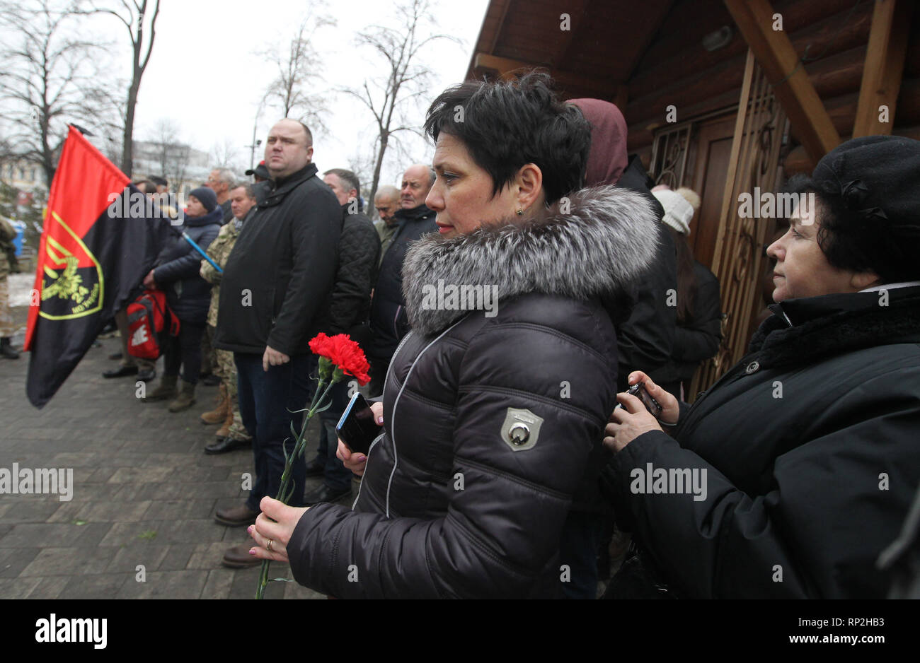Kiev, Kiev, Ukraine. Feb 20, 2019. Les Ukrainiens sont vus rendre hommage au monument commémoratif du Maidan des militants qui ont été tués au cours de la 5ème anniversaire.Euromaidan révolution ou révolution de la dignité a été une vague de manifestations et troubles civils en Ukraine, qui a commencé dans la nuit du 21 novembre 2013 avec des manifestations publiques à la place de l'Indépendance à Kiev, exigeant l'intégration européenne. Les protestations ont conduit à la révolution ukrainienne de 2014 et la destitution du Président Viktor Ianoukovitch. Crédit : Pavlo Gonchar SOPA/Images/ZUMA/Alamy Fil Live News Banque D'Images