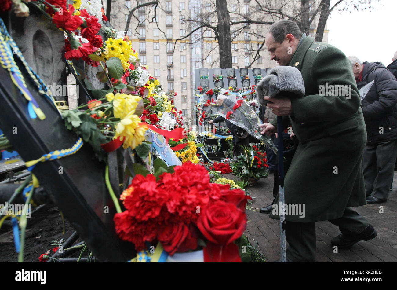 Kiev, Kiev, Ukraine. Feb 20, 2019. Un homme vu vu placer des fleurs et des bougies d'éclairage au mémorial de la place Maidan des militants qui ont été tués au cours de la 5ème anniversaire.Euromaidan révolution ou révolution de la dignité a été une vague de manifestations et troubles civils en Ukraine, qui a commencé dans la nuit du 21 novembre 2013 avec des manifestations publiques à la place de l'Indépendance à Kiev, exigeant l'intégration européenne. Les protestations ont conduit à la révolution ukrainienne de 2014 et la destitution du Président Viktor Ianoukovitch. Crédit : Pavlo Gonchar SOPA/Images/ZUMA/Alamy Fil Live News Banque D'Images