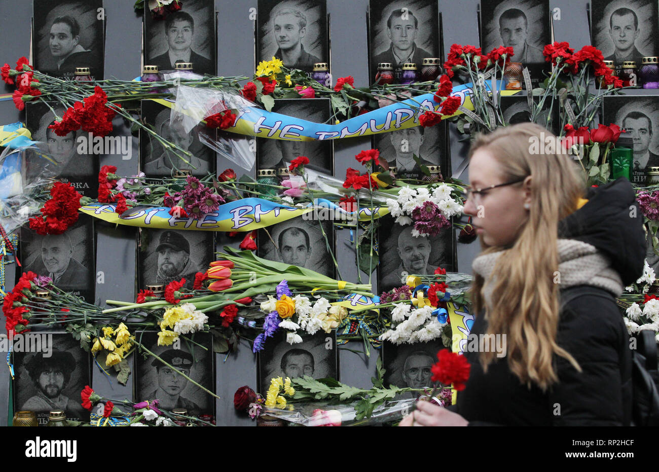 Kiev, Kiev, Ukraine. Feb 20, 2019. Une femme vu vu placer des fleurs et des bougies d'éclairage au mémorial de la place Maidan des militants qui ont été tués au cours de la 5ème anniversaire.Euromaidan révolution ou révolution de la dignité a été une vague de manifestations et troubles civils en Ukraine, qui a commencé dans la nuit du 21 novembre 2013 avec des manifestations publiques à la place de l'Indépendance à Kiev, exigeant l'intégration européenne. Les protestations ont conduit à la révolution ukrainienne de 2014 et la destitution du Président Viktor Ianoukovitch. Crédit : Pavlo Gonchar SOPA/Images/ZUMA/Alamy Fil Live News Banque D'Images