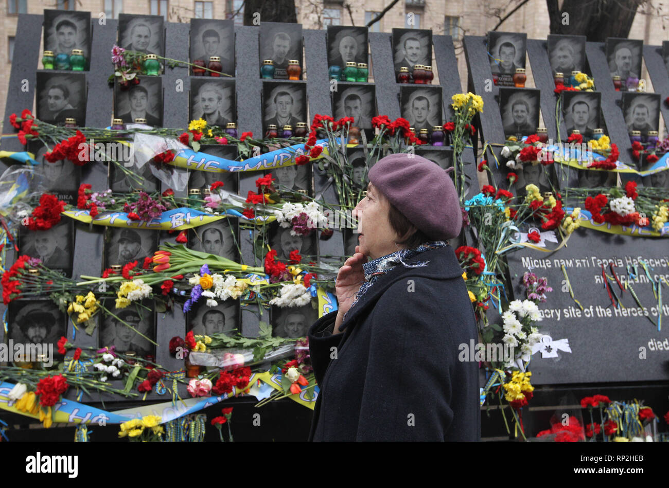 Kiev, Kiev, Ukraine. Feb 20, 2019. Une femme vu vu placer des fleurs et des bougies d'éclairage au mémorial de la place Maidan des militants qui ont été tués au cours de la 5ème anniversaire.Euromaidan révolution ou révolution de la dignité a été une vague de manifestations et troubles civils en Ukraine, qui a commencé dans la nuit du 21 novembre 2013 avec des manifestations publiques à la place de l'Indépendance à Kiev, exigeant l'intégration européenne. Les protestations ont conduit à la révolution ukrainienne de 2014 et la destitution du Président Viktor Ianoukovitch. Crédit : Pavlo Gonchar SOPA/Images/ZUMA/Alamy Fil Live News Banque D'Images