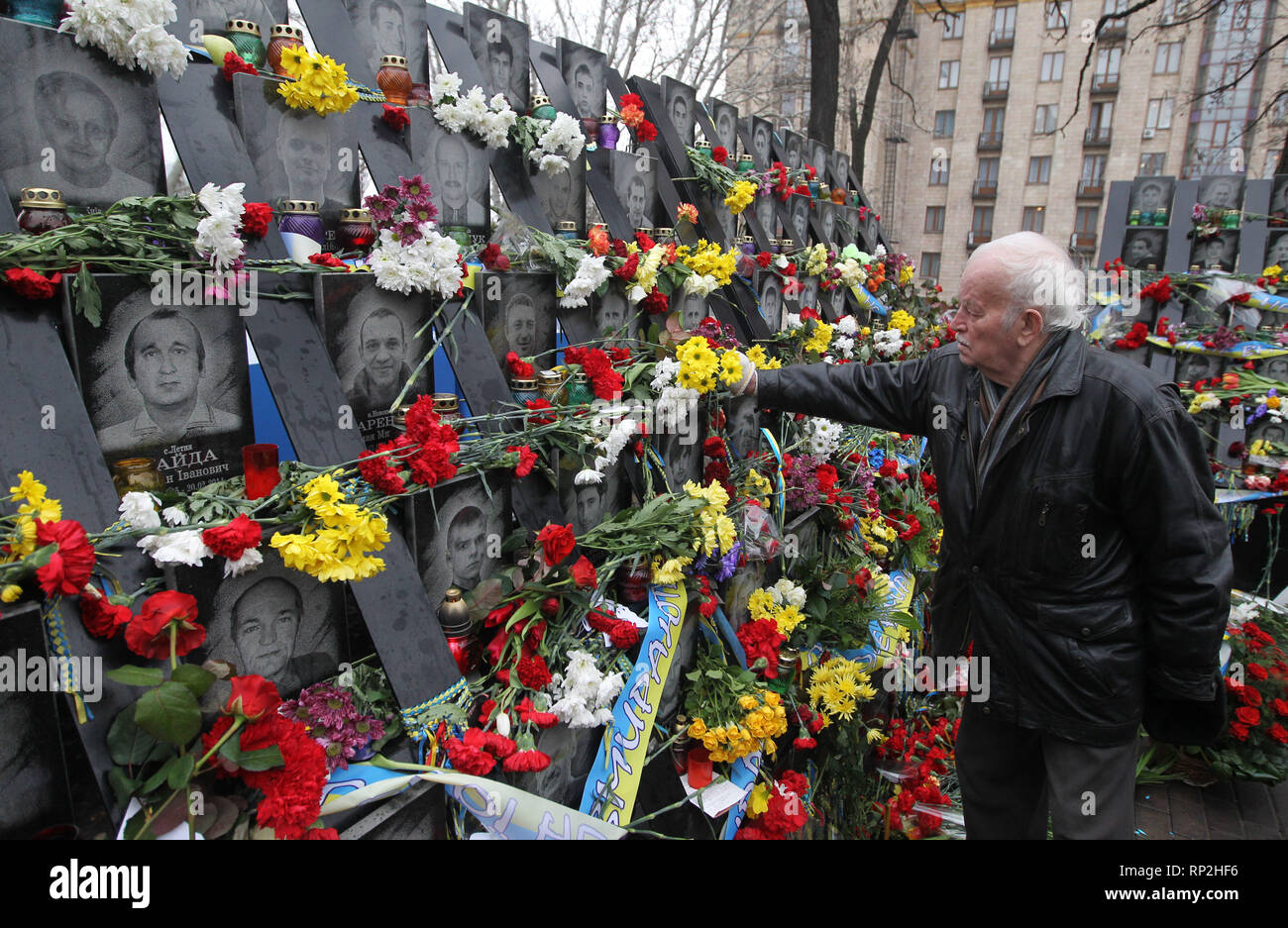 Kiev, Kiev, Ukraine. Feb 20, 2019. Un homme vu vu placer des fleurs et des bougies d'éclairage au mémorial de la place Maidan des militants qui ont été tués au cours de la 5ème anniversaire.Euromaidan révolution ou révolution de la dignité a été une vague de manifestations et troubles civils en Ukraine, qui a commencé dans la nuit du 21 novembre 2013 avec des manifestations publiques à la place de l'Indépendance à Kiev, exigeant l'intégration européenne. Les protestations ont conduit à la révolution ukrainienne de 2014 et la destitution du Président Viktor Ianoukovitch. Crédit : Pavlo Gonchar SOPA/Images/ZUMA/Alamy Fil Live News Banque D'Images