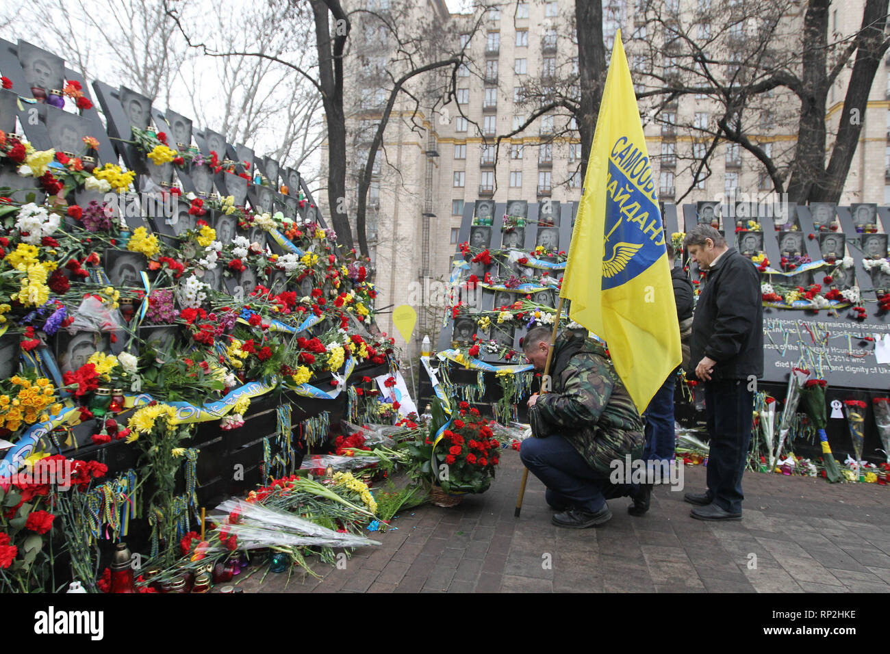 Kiev, Kiev, Ukraine. Feb 20, 2019. Les Ukrainiens sont vus en plaçant des fleurs et des bougies d'éclairage au mémorial de la place Maidan des militants qui ont été tués au cours de la 5ème anniversaire.Euromaidan révolution ou révolution de la dignité a été une vague de manifestations et troubles civils en Ukraine, qui a commencé dans la nuit du 21 novembre 2013 avec des manifestations publiques à la place de l'Indépendance à Kiev, exigeant l'intégration européenne. Les protestations ont conduit à la révolution ukrainienne de 2014 et la destitution du Président Viktor Ianoukovitch. Crédit : Pavlo Gonchar SOPA/Images/ZUMA/Alamy Fil Live News Banque D'Images
