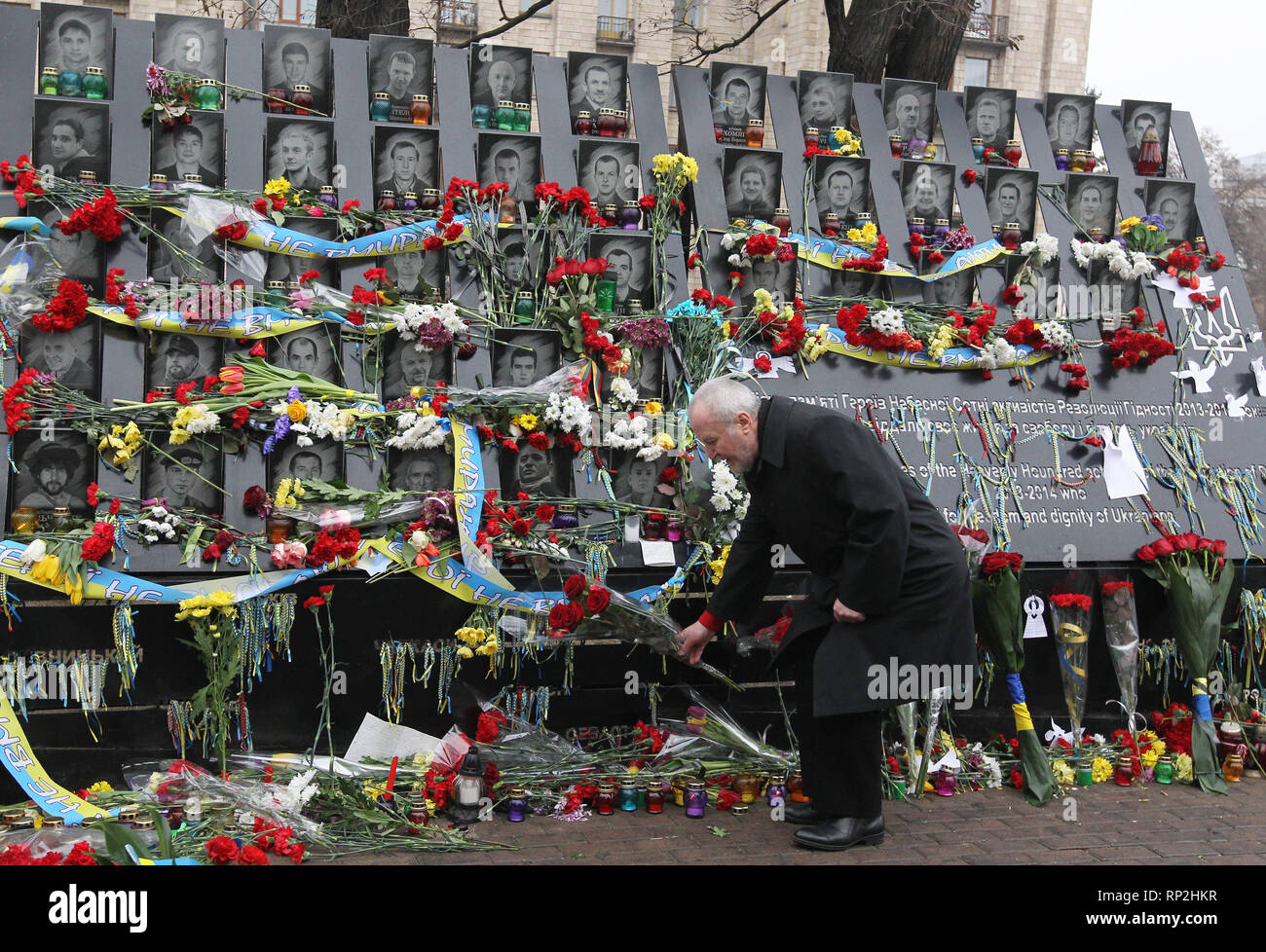 Kiev, Kiev, Ukraine. Feb 20, 2019. Un homme vu vu placer des fleurs et des bougies d'éclairage au mémorial de la place Maidan des militants qui ont été tués au cours de la 5ème anniversaire.Euromaidan révolution ou révolution de la dignité a été une vague de manifestations et troubles civils en Ukraine, qui a commencé dans la nuit du 21 novembre 2013 avec des manifestations publiques à la place de l'Indépendance à Kiev, exigeant l'intégration européenne. Les protestations ont conduit à la révolution ukrainienne de 2014 et la destitution du Président Viktor Ianoukovitch. Crédit : Pavlo Gonchar SOPA/Images/ZUMA/Alamy Fil Live News Banque D'Images