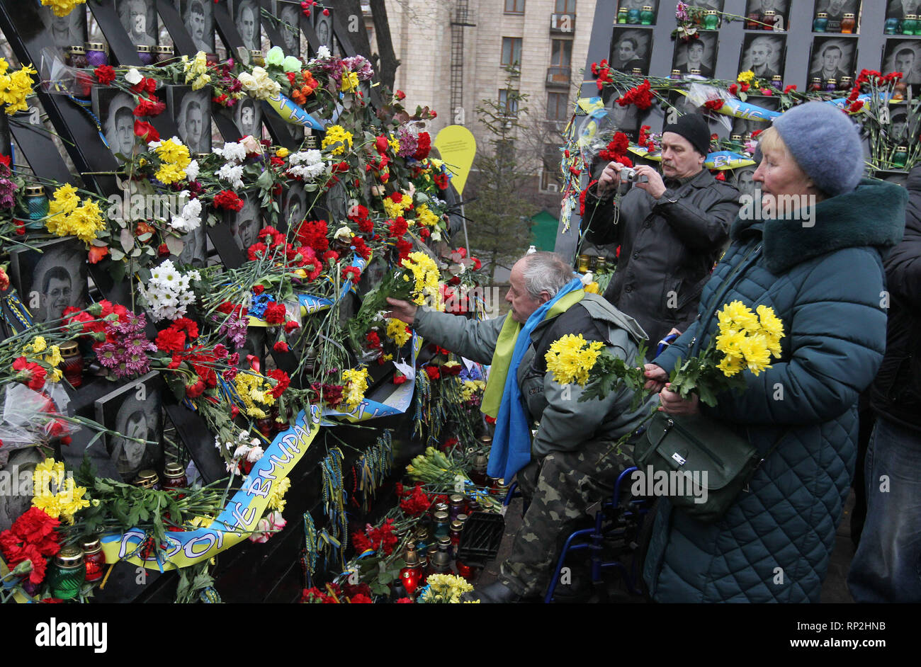 Kiev, Kiev, Ukraine. Feb 20, 2019. Les Ukrainiens sont vus en plaçant des fleurs et des bougies d'éclairage au mémorial de la place Maidan des militants qui ont été tués au cours de la 5ème anniversaire.Euromaidan révolution ou révolution de la dignité a été une vague de manifestations et troubles civils en Ukraine, qui a commencé dans la nuit du 21 novembre 2013 avec des manifestations publiques à la place de l'Indépendance à Kiev, exigeant l'intégration européenne. Les protestations ont conduit à la révolution ukrainienne de 2014 et la destitution du Président Viktor Ianoukovitch. Crédit : Pavlo Gonchar SOPA/Images/ZUMA/Alamy Fil Live News Banque D'Images