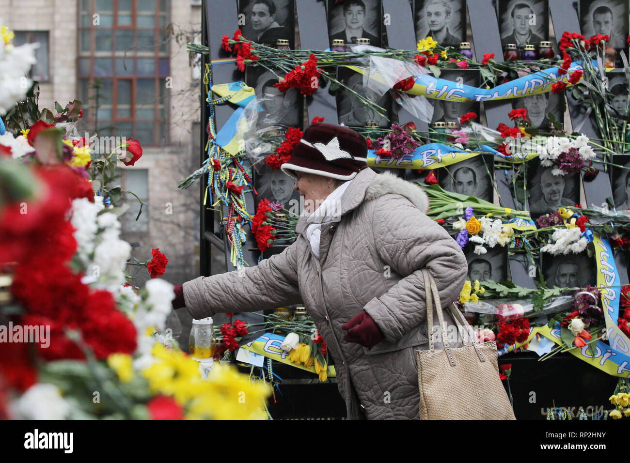 Kiev, Kiev, Ukraine. Feb 20, 2019. Une femme vu vu placer des fleurs et des bougies d'éclairage au mémorial de la place Maidan des militants qui ont été tués au cours de la 5ème anniversaire.Euromaidan révolution ou révolution de la dignité a été une vague de manifestations et troubles civils en Ukraine, qui a commencé dans la nuit du 21 novembre 2013 avec des manifestations publiques à la place de l'Indépendance à Kiev, exigeant l'intégration européenne. Les protestations ont conduit à la révolution ukrainienne de 2014 et la destitution du Président Viktor Ianoukovitch. Crédit : Pavlo Gonchar SOPA/Images/ZUMA/Alamy Fil Live News Banque D'Images