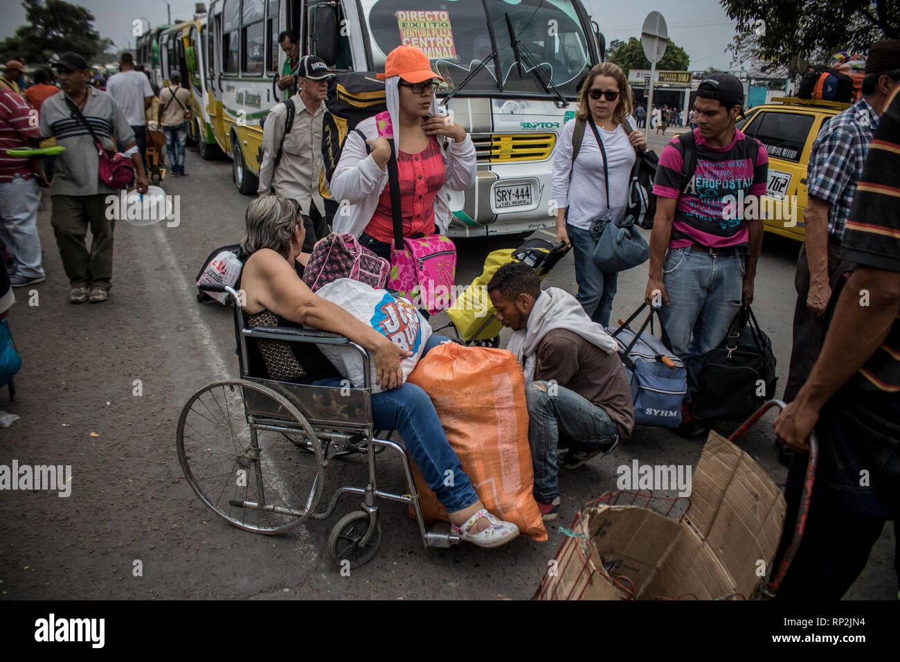 Villa Del Rosario, en Colombie. Feb 20, 2019. Un groupe organise leur shopping sur la frontière entre la Colombie et le Venezuela. Pendant des années il y a eu beaucoup de trafic à la frontière. Compte tenu de la grave crise économique au Venezuela, les Vénézuéliens sont l'achat de nombreux produits en Colombie. Maintenant, l'opposition compte sur la fourniture de biens d'aide pour la population après les promesses d'aide internationale. Le gouvernement du Président Maduro est un refus de ces fournitures. Credit : Benjamin Rojas/dpa/Alamy Live News Banque D'Images