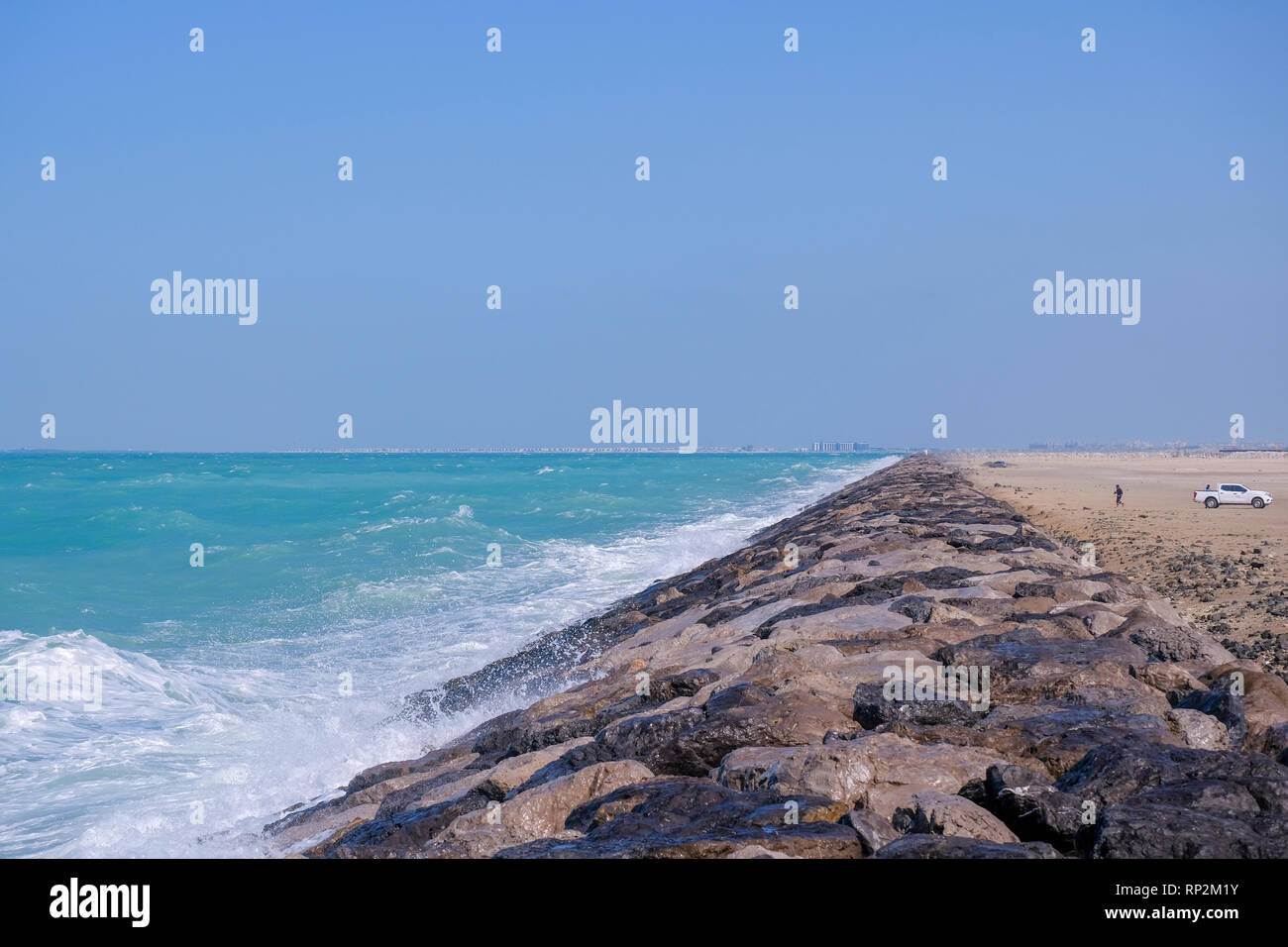 Abu Dhabi, EAU. 20 février 2019. Haut Vent et mer agitée à MIna. Les EAU ministère météo le mardi a mis en garde contre de hautes vagues, et a encouragé les résidents à éviter de vous aventurer dans la mer, à moins d'absolue nécessité Crédit : Fahd Khan / Live News Alamy Banque D'Images