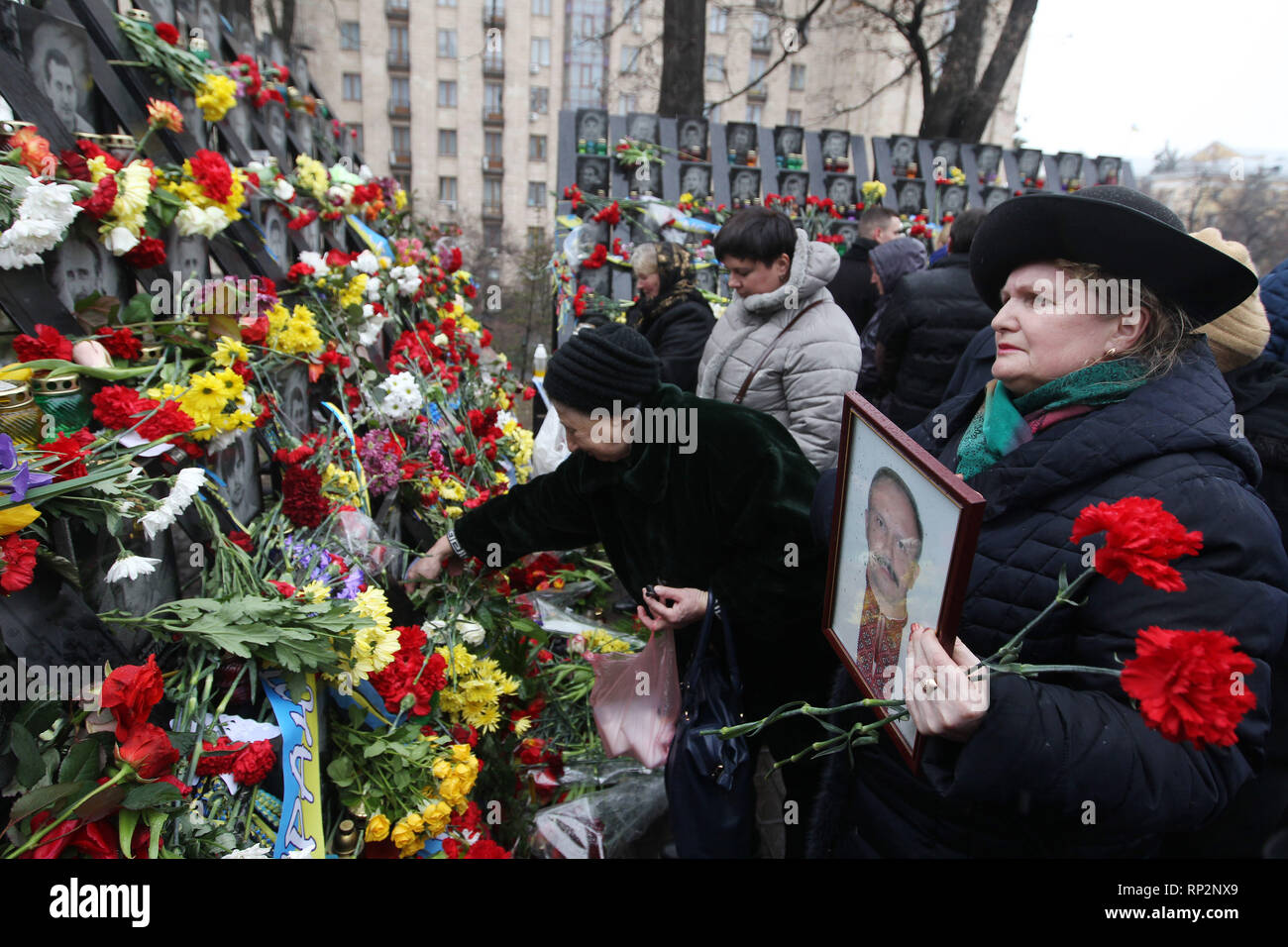 Kiev, Ukraine. Feb 20, 2019. Les Ukrainiens sont vus en plaçant des fleurs et des bougies d'éclairage au mémorial de la place Maidan des militants qui ont été tués au cours de la 5ème anniversaire.Euromaidan révolution ou révolution de la dignité a été une vague de manifestations et troubles civils en Ukraine, qui a commencé dans la nuit du 21 novembre 2013 avec des manifestations publiques à la place de l'Indépendance à Kiev, exigeant l'intégration européenne. Les protestations ont conduit à la révolution ukrainienne de 2014 et la destitution du Président Viktor Ianoukovitch. Crédit : Pavlo Gonchar SOPA/Images/ZUMA/Alamy Fil Live News Banque D'Images
