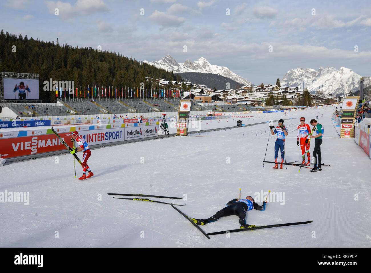 Seefeld, Autriche. Feb 20, 2019. Concurrents après la finition des men's 10-k course de qualification au Championnat du Monde de ski FIS. La course de qualification est tenue à tous les championnats du monde afin de permettre aux concurrents de pays sans une forte concurrence à l'histoire du ski dans les championnats du monde en terminant dans les 10 premiers dans cette course. Crédit : John Lazenby/Alamy Live News Banque D'Images