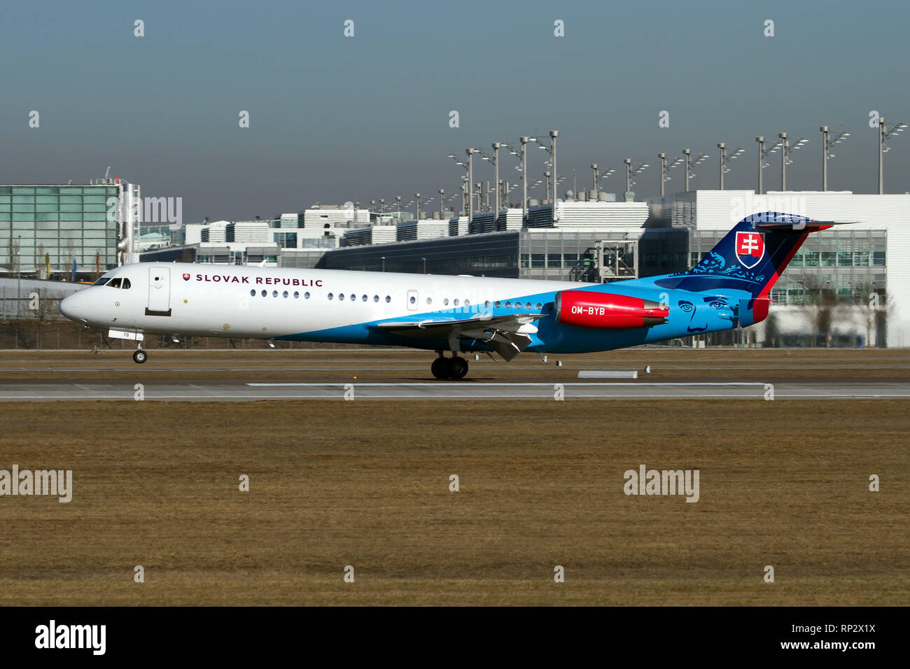 Munchen, Allemagne. 16 Février, 2019. Une Slovaquie - Government Flying Service Fokker 100 réunissant la délégation slovaque retour à l'accueil après la Conférence de Munich sur la sécurité. Crédit : Fabrizio Gandolfo/SOPA Images/ZUMA/Alamy Fil Live News Banque D'Images