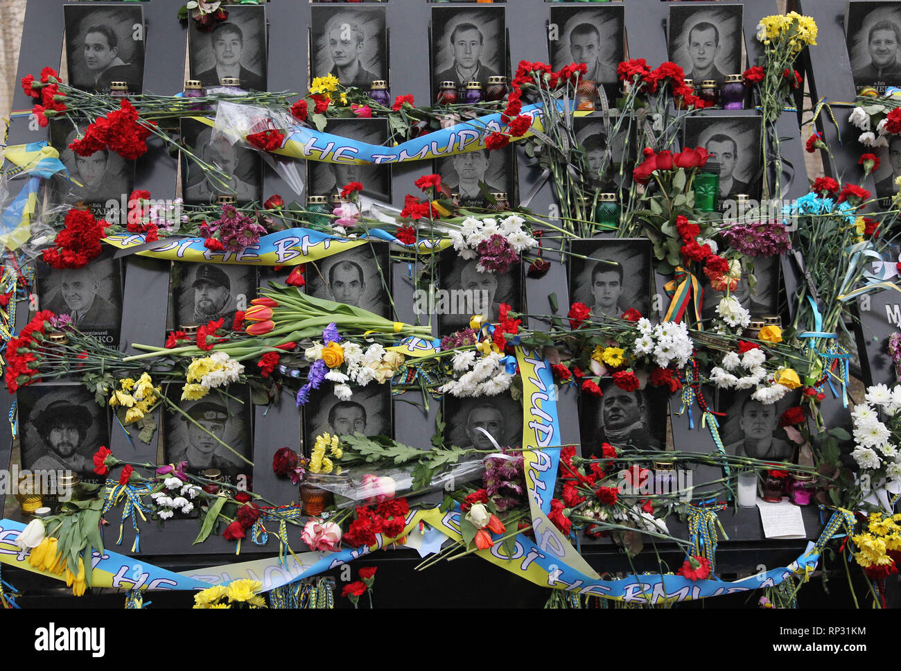Une vue sur le monument mémorial du Maidan des militants qui ont été tués au cours de la 5e anniversaire. Révolution ou révolution d'Euromaidan Dignité a eu une vague de manifestations et troubles civils en Ukraine, qui a commencé dans la nuit du 21 novembre 2013 avec des manifestations publiques à la place de l'Indépendance à Kiev, exigeant l'intégration européenne. Les protestations ont conduit à la révolution ukrainienne de 2014 et la destitution du Président Viktor Ianoukovitch. Banque D'Images
