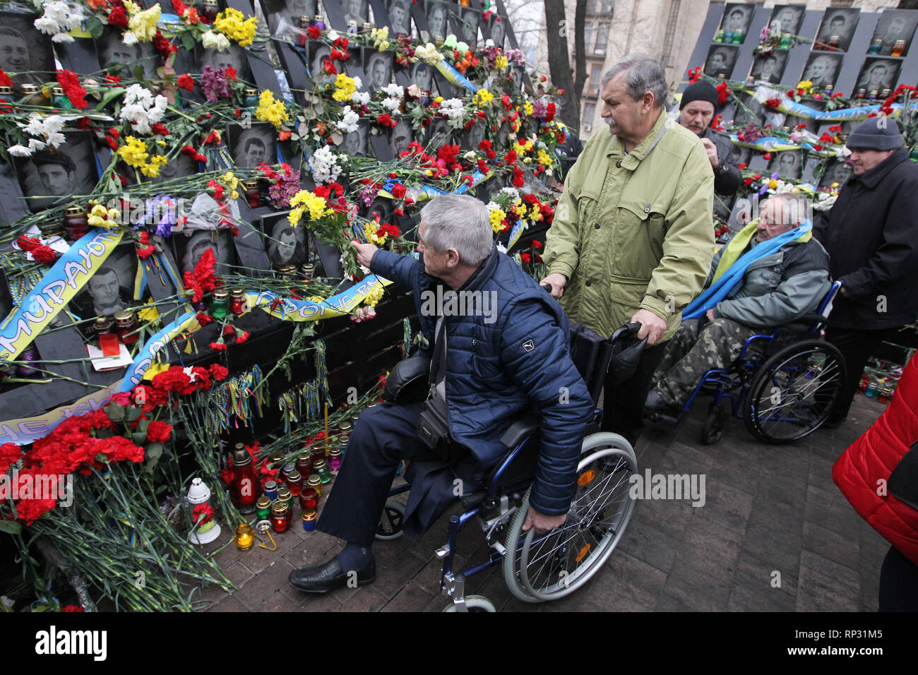 Les Ukrainiens sont vus en plaçant des fleurs et des bougies d'éclairage au mémorial de la place Maidan des militants qui ont été tués au cours de la 5e anniversaire. Révolution ou révolution d'Euromaidan Dignité a eu une vague de manifestations et troubles civils en Ukraine, qui a commencé dans la nuit du 21 novembre 2013 avec des manifestations publiques à la place de l'Indépendance à Kiev, exigeant l'intégration européenne. Les protestations ont conduit à la révolution ukrainienne de 2014 et la destitution du Président Viktor Ianoukovitch. Banque D'Images
