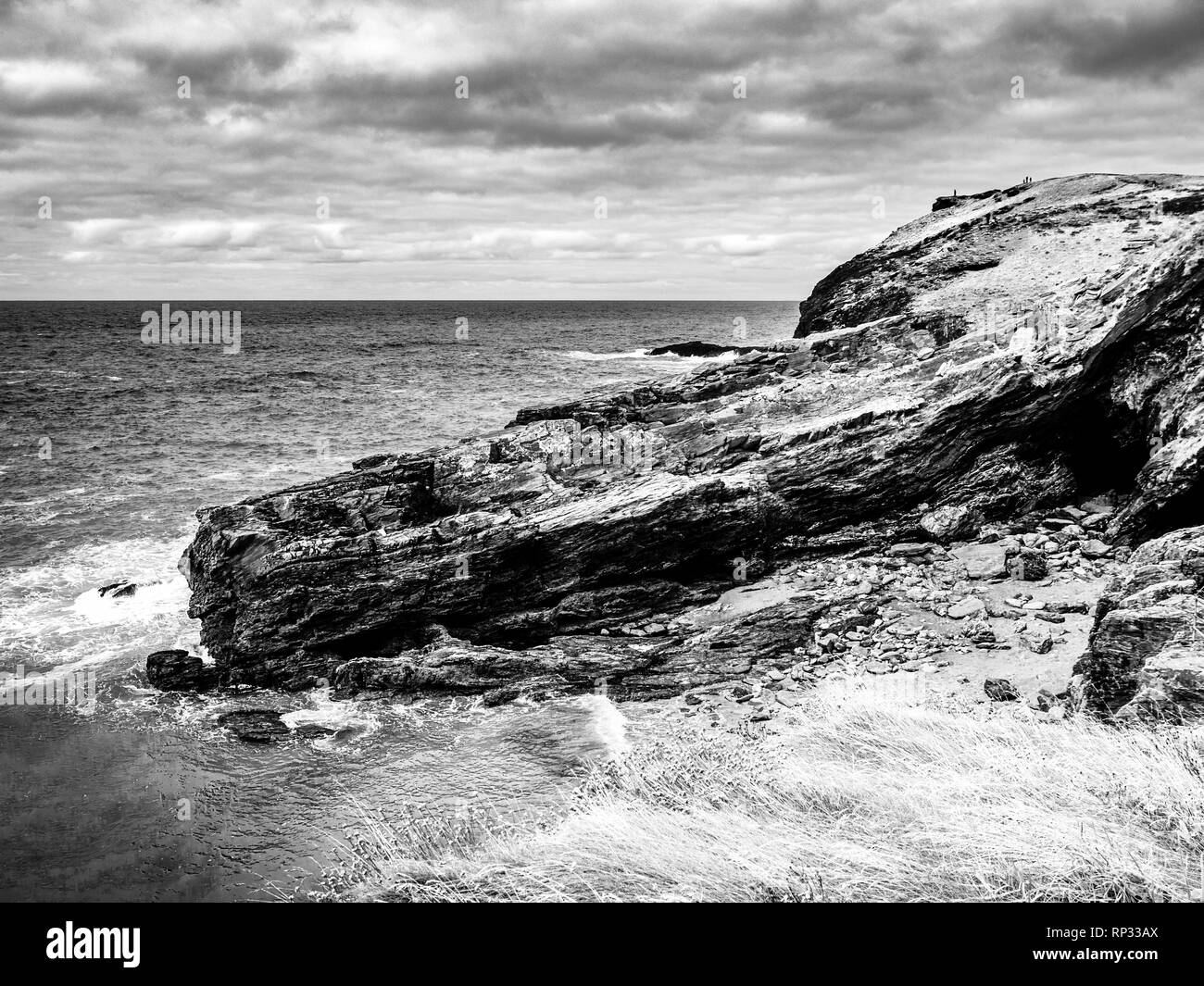 L'Anse de Tintagel en Cornouailles - un monument populaire au château de Tintagel Banque D'Images