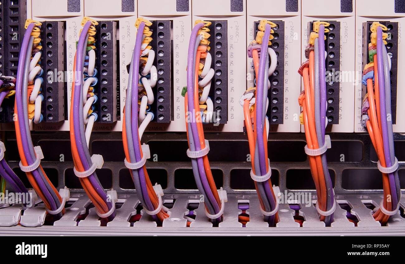 Câbles réseau connecté au commutateur - a proximité du centre de données de matériel. Les fils multicolores. Banque D'Images