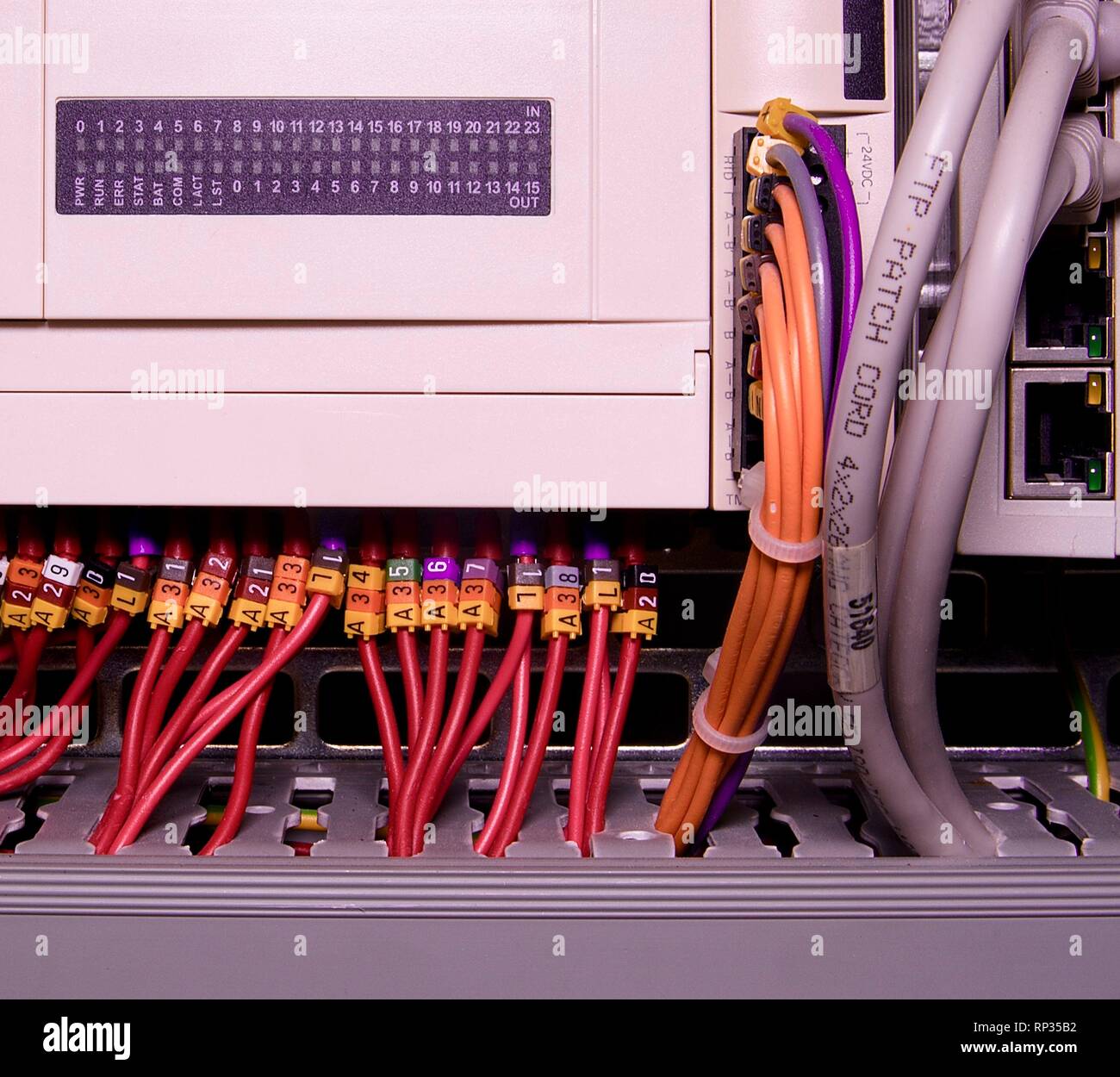 Câbles réseau connecté au commutateur - a proximité du centre de données de matériel. Les fils multicolores. Banque D'Images