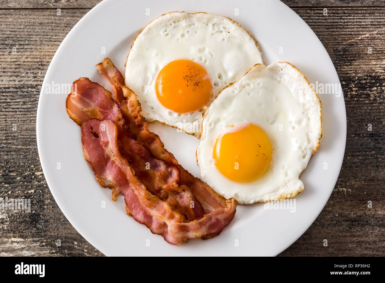 D'œufs au plat et du bacon pour le petit déjeuner sur la table en bois. Vue  d'en haut Photo Stock - Alamy