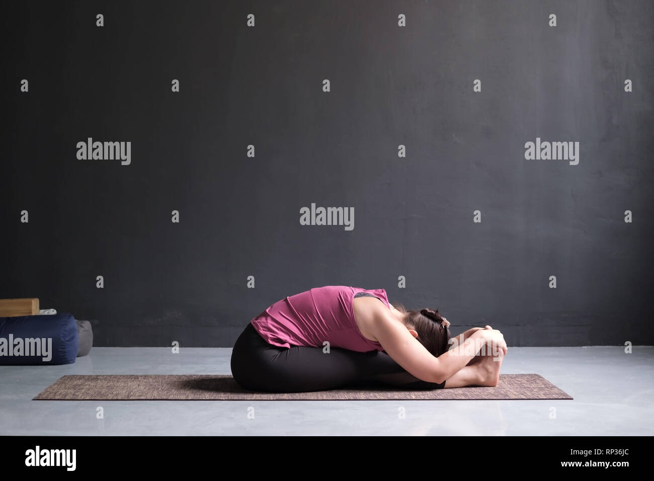 Woman practicing yoga, Assis flexion avant poser Banque D'Images