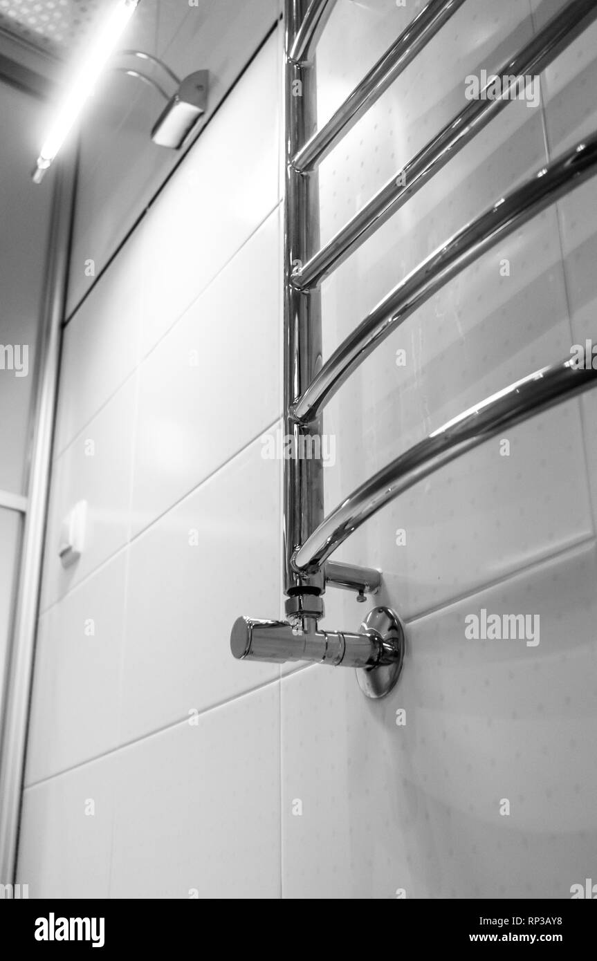 Éléments de l'intérieur salle de bains moderne, chrome Détails, parties de la cabine de douche, plomberie. Banque D'Images