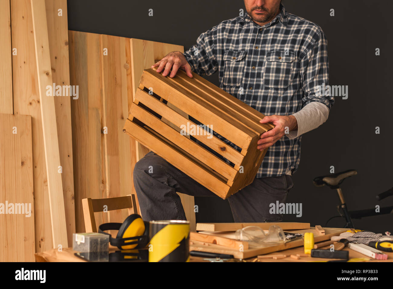 Carpenter faisant des caisses en bois dans la petite entreprise de l'atelier de menuiserie, artisan travaillant sur projet de bricolage Banque D'Images