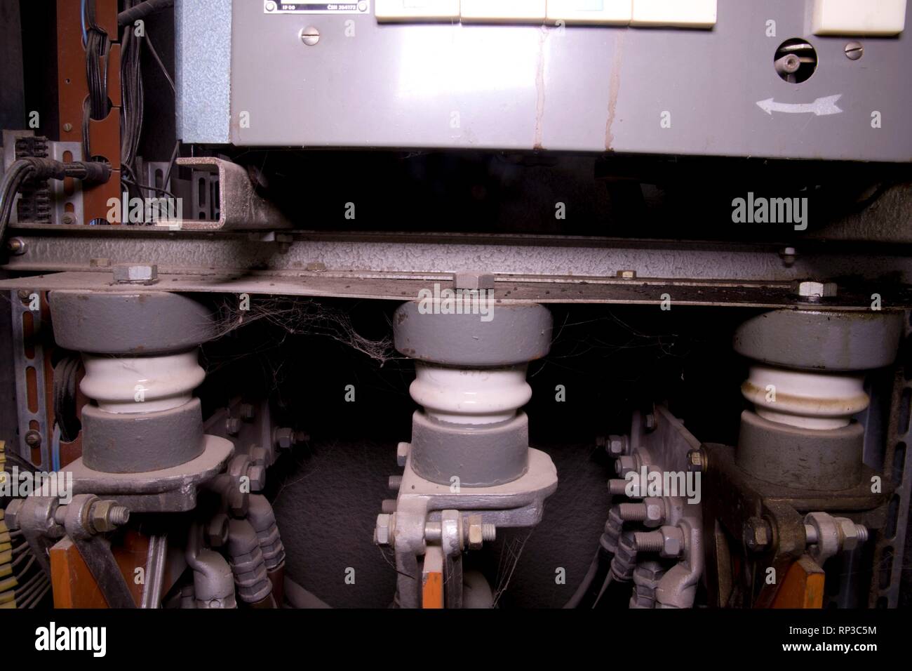 Isolants électriques dans le vieux panneau de distribution électrique. Cas de distribution industrielle. Close-up. Banque D'Images
