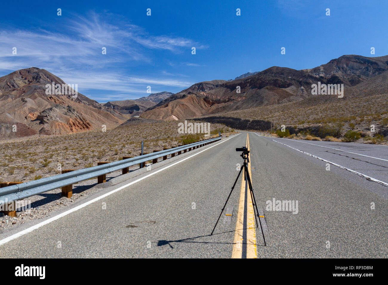 Caméra vidéo mis en place dans le centre de la route vers Towne Pass sur la California State Route 190, Death Valley National Park, CA, USA. Banque D'Images