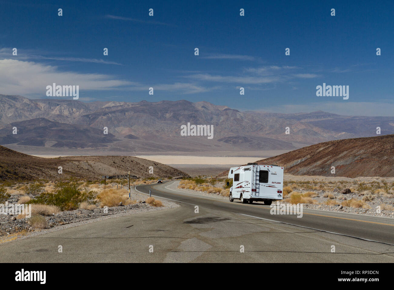 Le camping-car sur la California State Route 190 en direction de Panamint Springs, Death Valley National Park, California, United States. Banque D'Images
