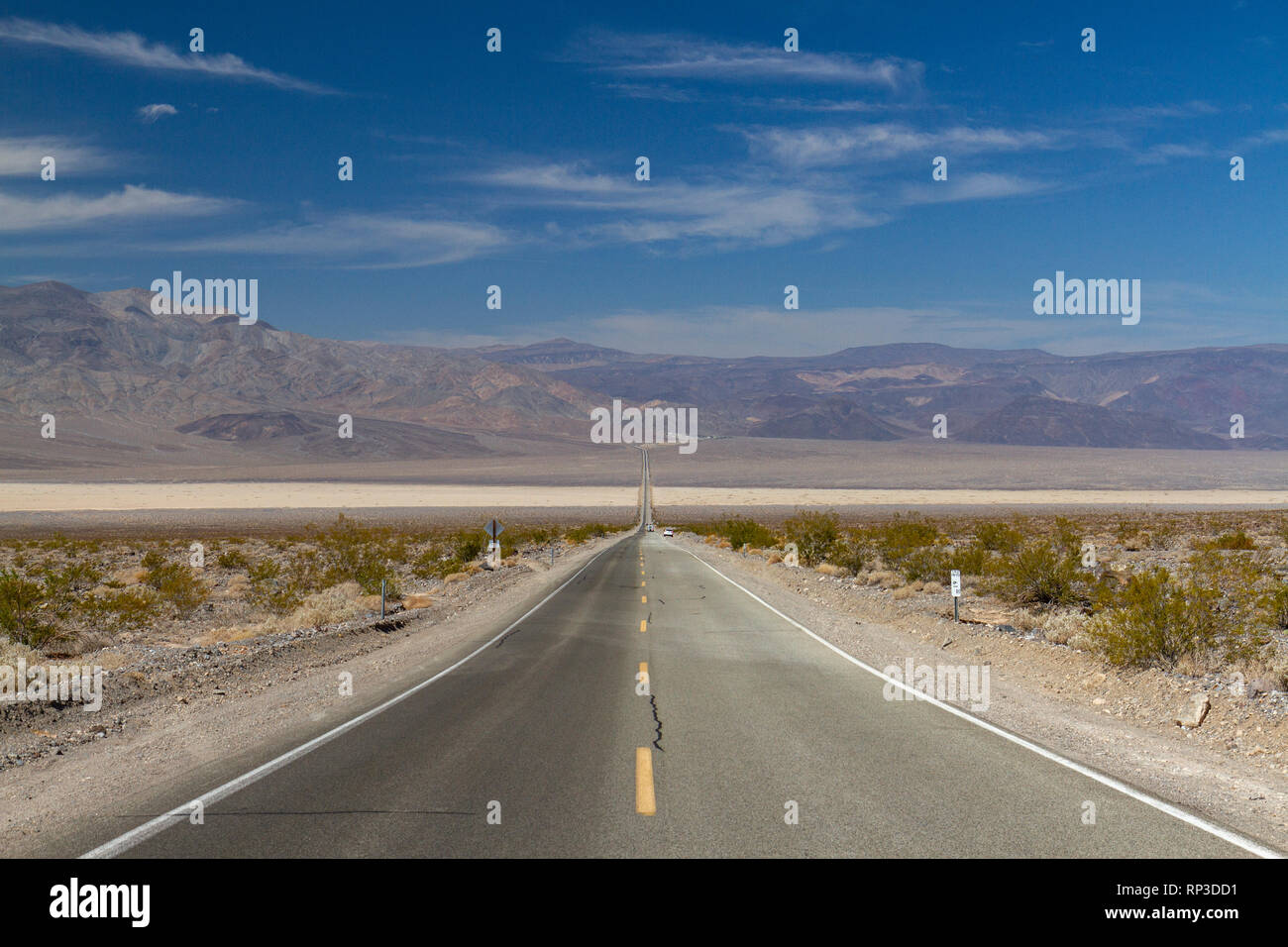Voir l'ouest le long de SR 90 vers Panamint Springs, Death Valley National Park, California, United States. Banque D'Images