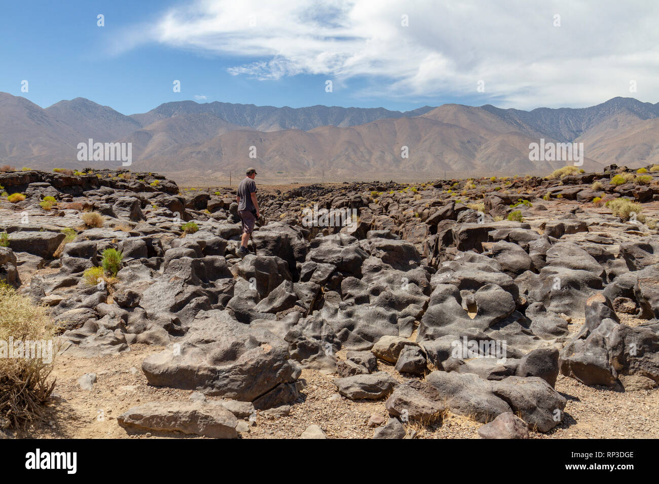 Homme marchant sur une partie de la relève des combustibles fossiles, un édifice volcanique unique près de Little Lake, California, United States. Banque D'Images