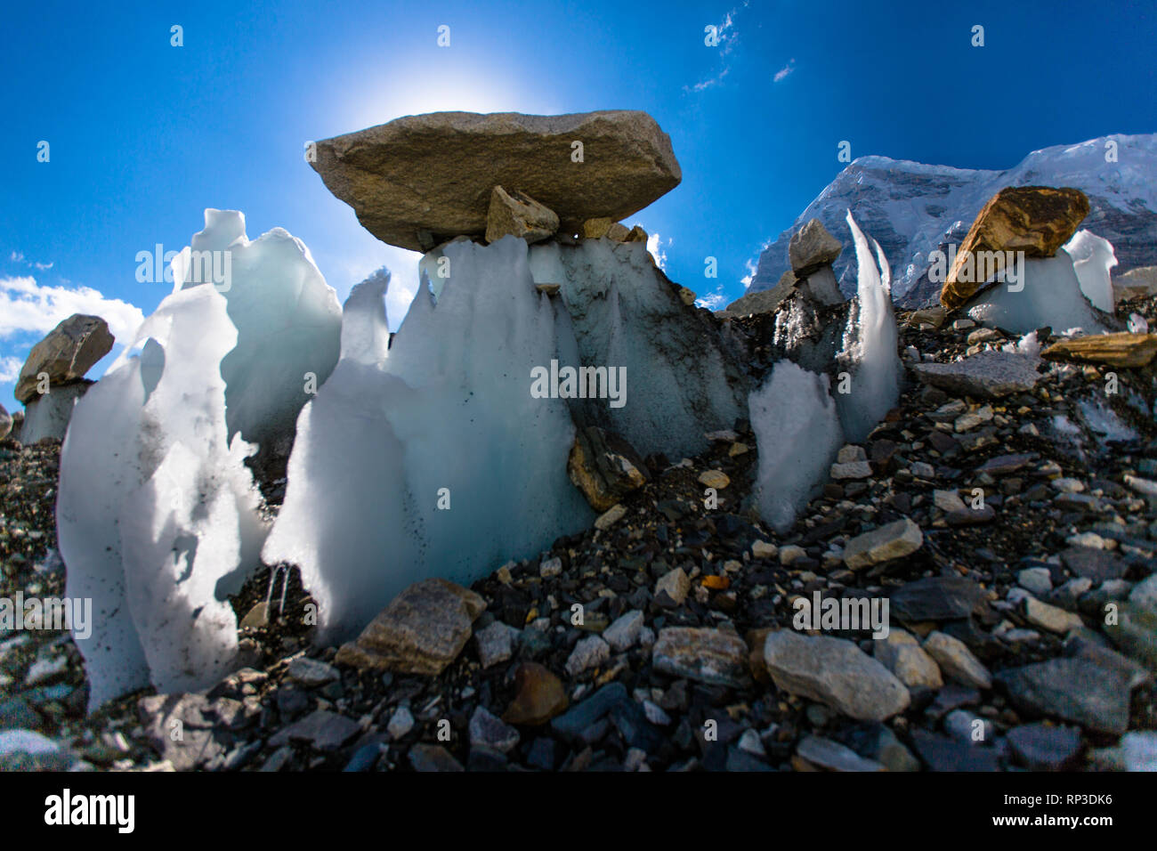 De grands rochers en équilibre sur la glace fondante comme la saison change de l'hiver à l'été. Banque D'Images