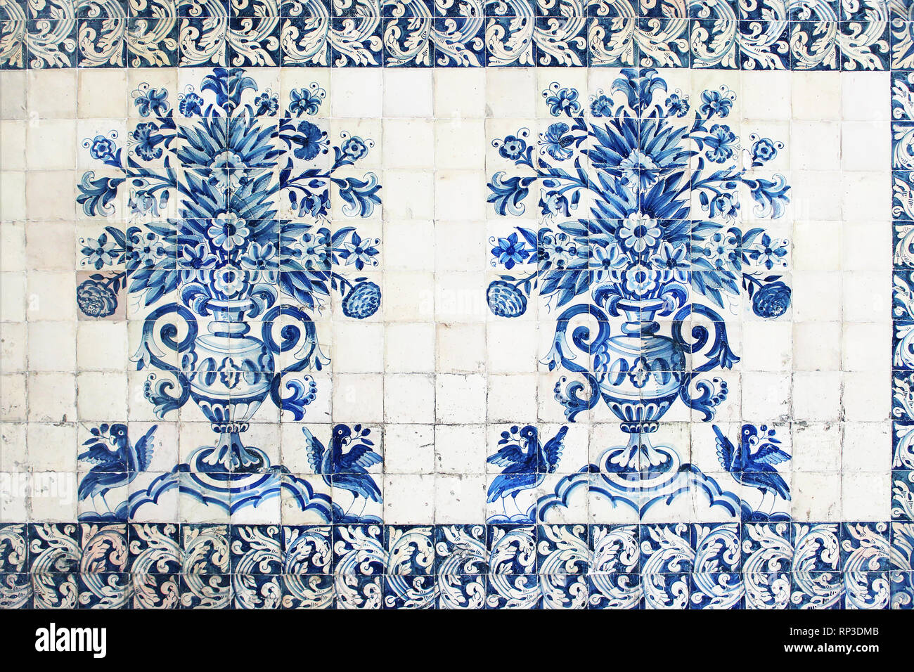 Les carreaux de céramique traditionnels portugais bleu azulejos. Façade,  décoration murale de l'ancien bâtiment de l'université de Coimbra, Portugal.  Avec l'arrière-plan décoratif Photo Stock - Alamy