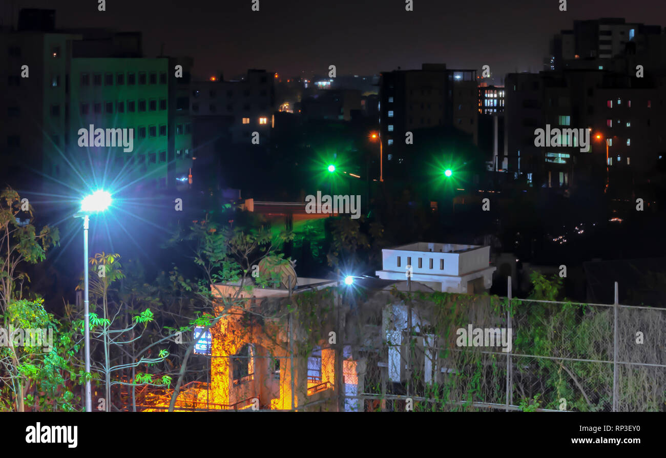 Un paysage de Kondapur, Hyderabad, Telangana. De Starburst lumières de rue sur la route menant à Whitefields de CII Lane/Enclave Jubilé road. Banque D'Images