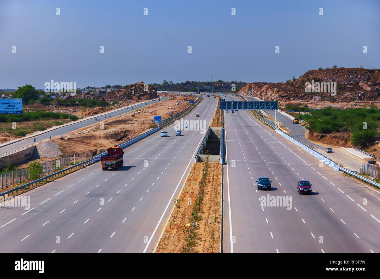 Naviguer dans les deux sens de la circulation sur les 8 voies, 158 kilomètres de Nehru Outer Ring Road qui encercle la capitale de Hyderabad en Inde, Telangana. Banque D'Images