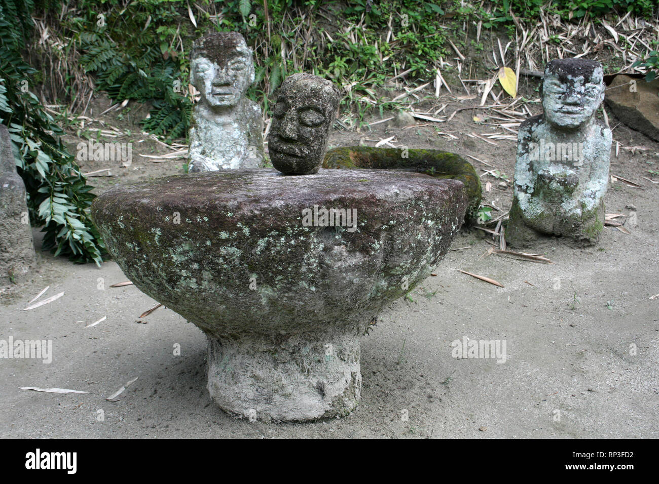 Tableau Décapitation Batak et sculptures en pierre à Tomok. Île Samosir, Lac Toba, Sumatra Banque D'Images