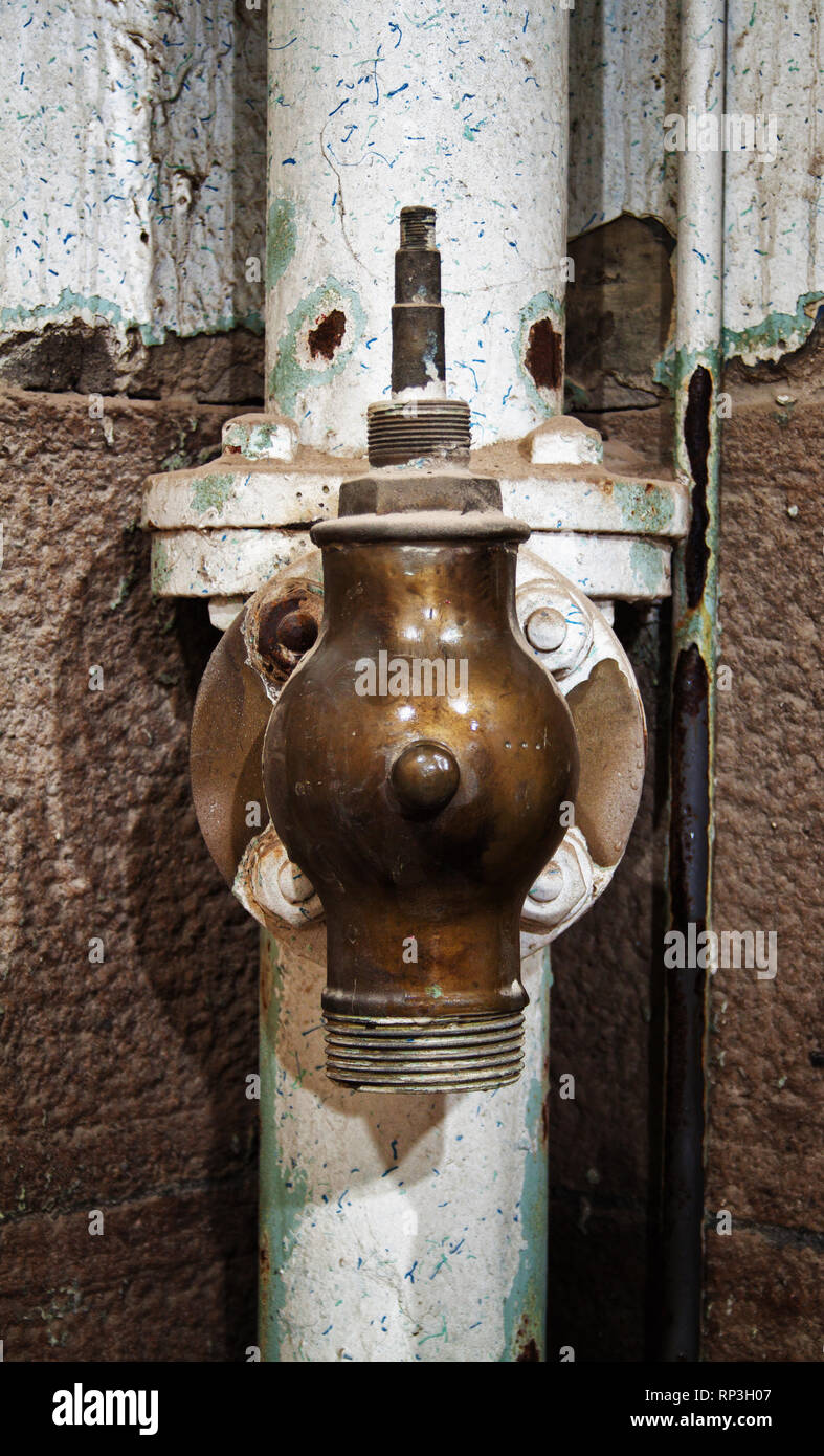 L'ancien distributeur sur système de chauffage dans une usine à l'abandon  Photo Stock - Alamy