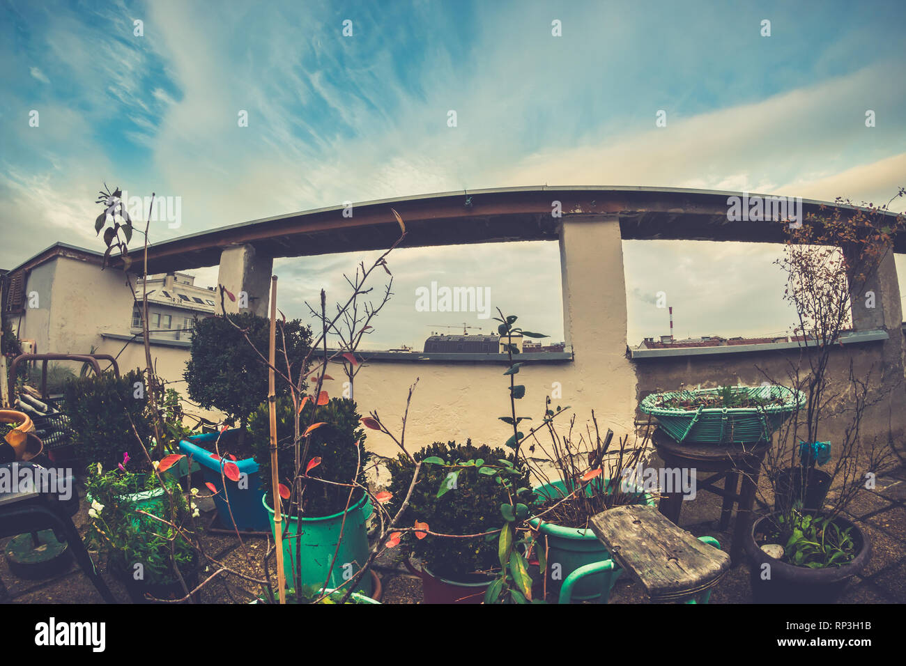 Vue sur la ville de Belgrade de l'ancien balcon décoré avec des fleurs en pot. L'objectif fish eye shot. Banque D'Images