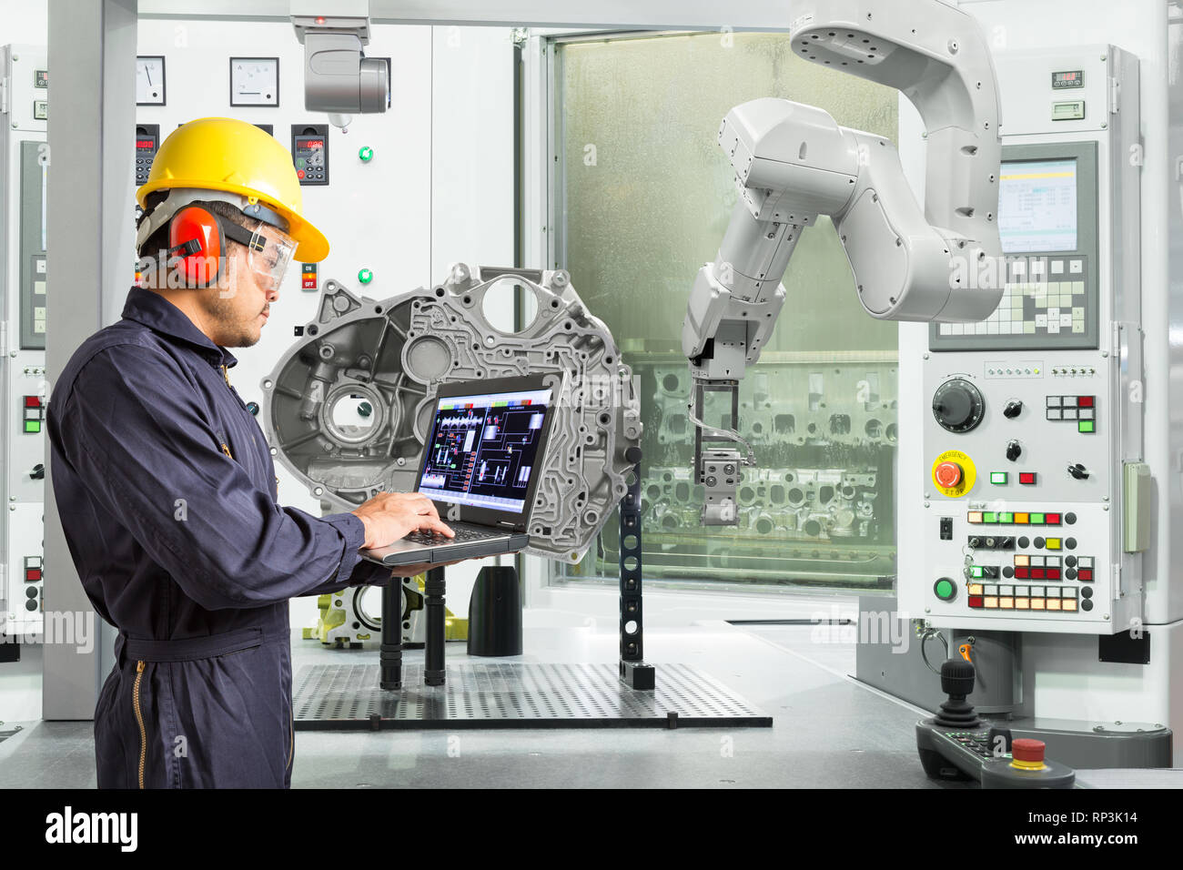 À l'aide de l'ingénieur de contrôle de l'ordinateur portable main robotisée automatique avec machine à commande numérique dans l'industrie automobile, Smart factory concept Banque D'Images