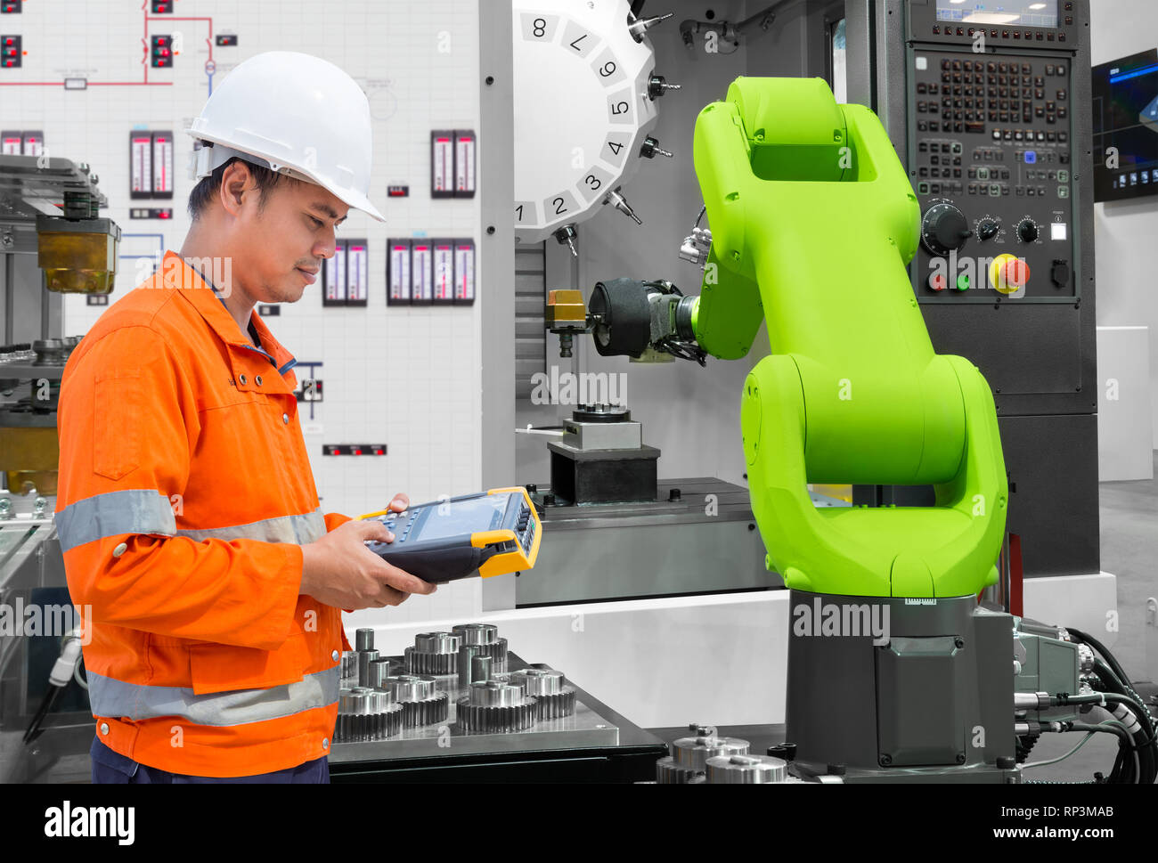 Ingénieur de maintenance automatique de test main robotique machine-outil machine à commande numérique dans l'industrie automobile, de l'industrie 4.0 concept Banque D'Images