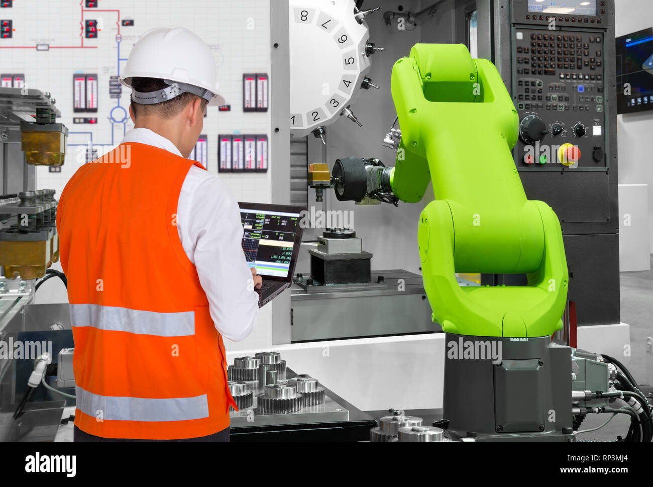 À l'aide de l'ingénieur de contrôle de l'ordinateur portable main robotisée automatique machine-outil machine à commande numérique dans l'industrie automobile, de l'industrie 4.0 concept Banque D'Images