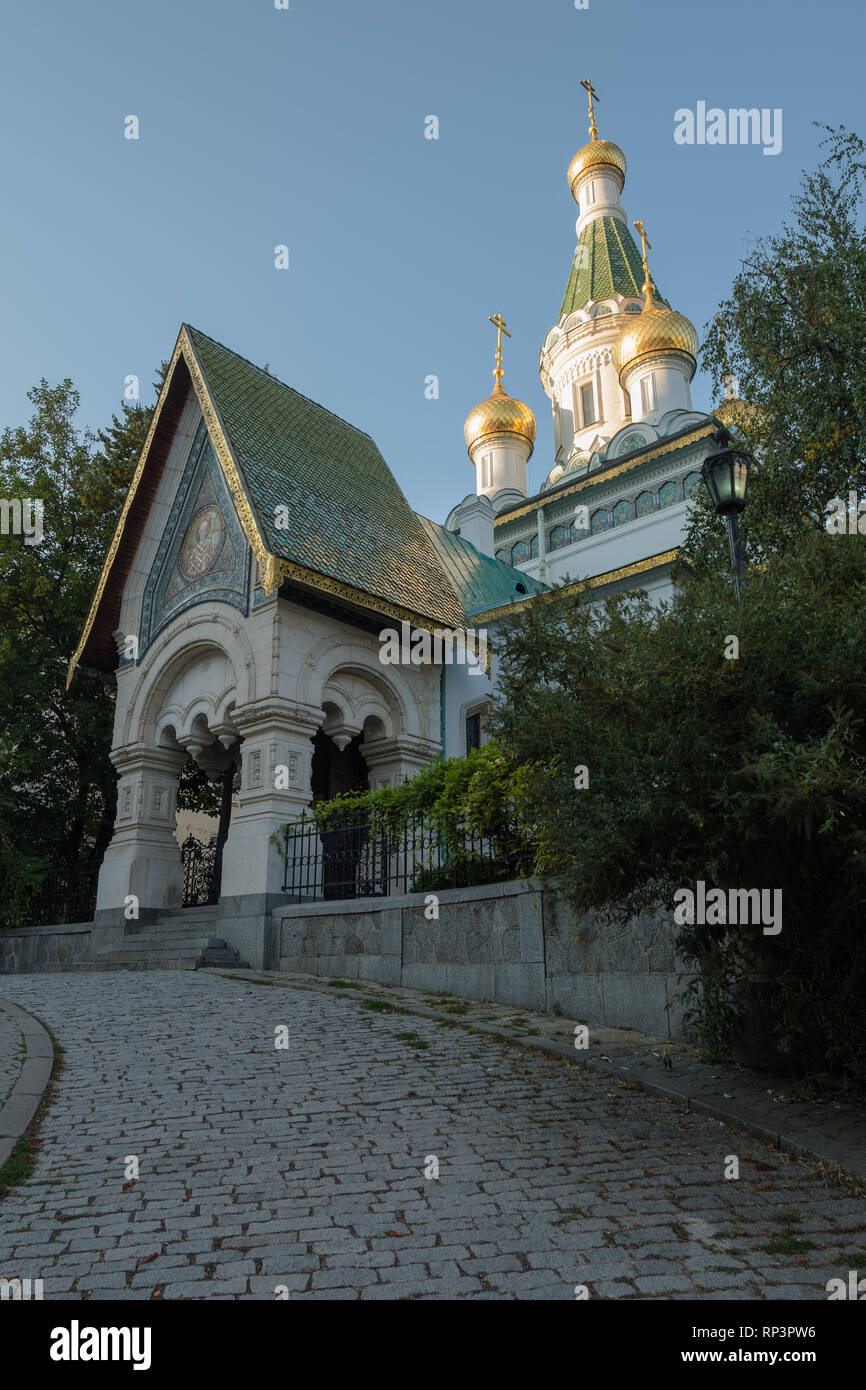 Route pavée mène à de belles Saint Nikolas Eglise Russe, Sofia, Bulgarie. Fin d'après-midi met en lumière trois dômes oignon 'OR' et l'assiette Banque D'Images